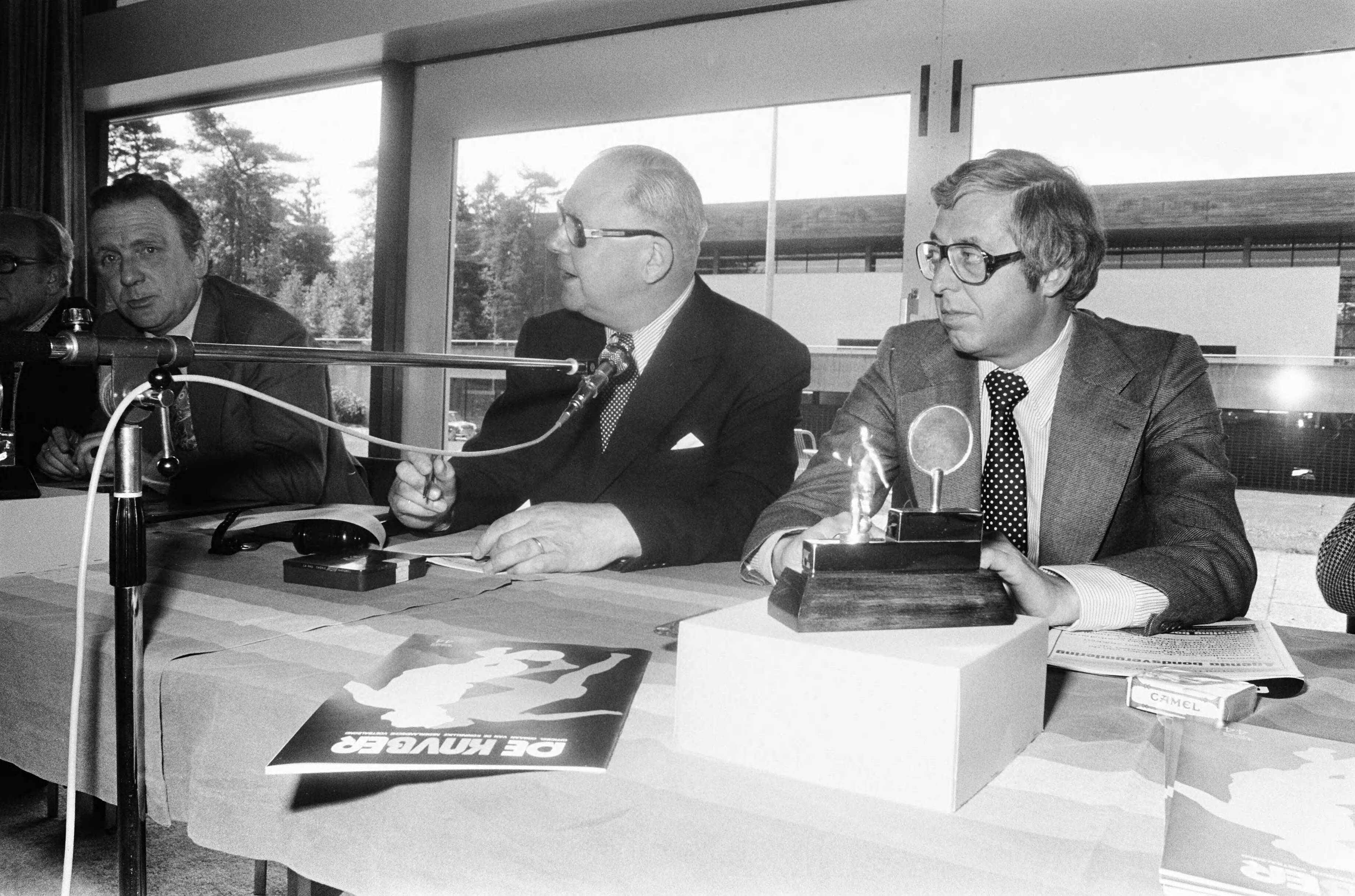 Uitreiking van medailles tijdens de KNVB-vergadering in Zeist — KNVB-voorzitter Meuleman (links) en Hogewoning, voorzitter sectiebestuur betaald voetbal (rechts) — Foto: Peters, Hans / Anefo. Licentie: Set B: Rechtenvrij / Publiek Domein. Bron: Nationaal Archief. http://hdl.handle.net/10648/ac69e614-d0b4-102d-bcf8-003048976d84