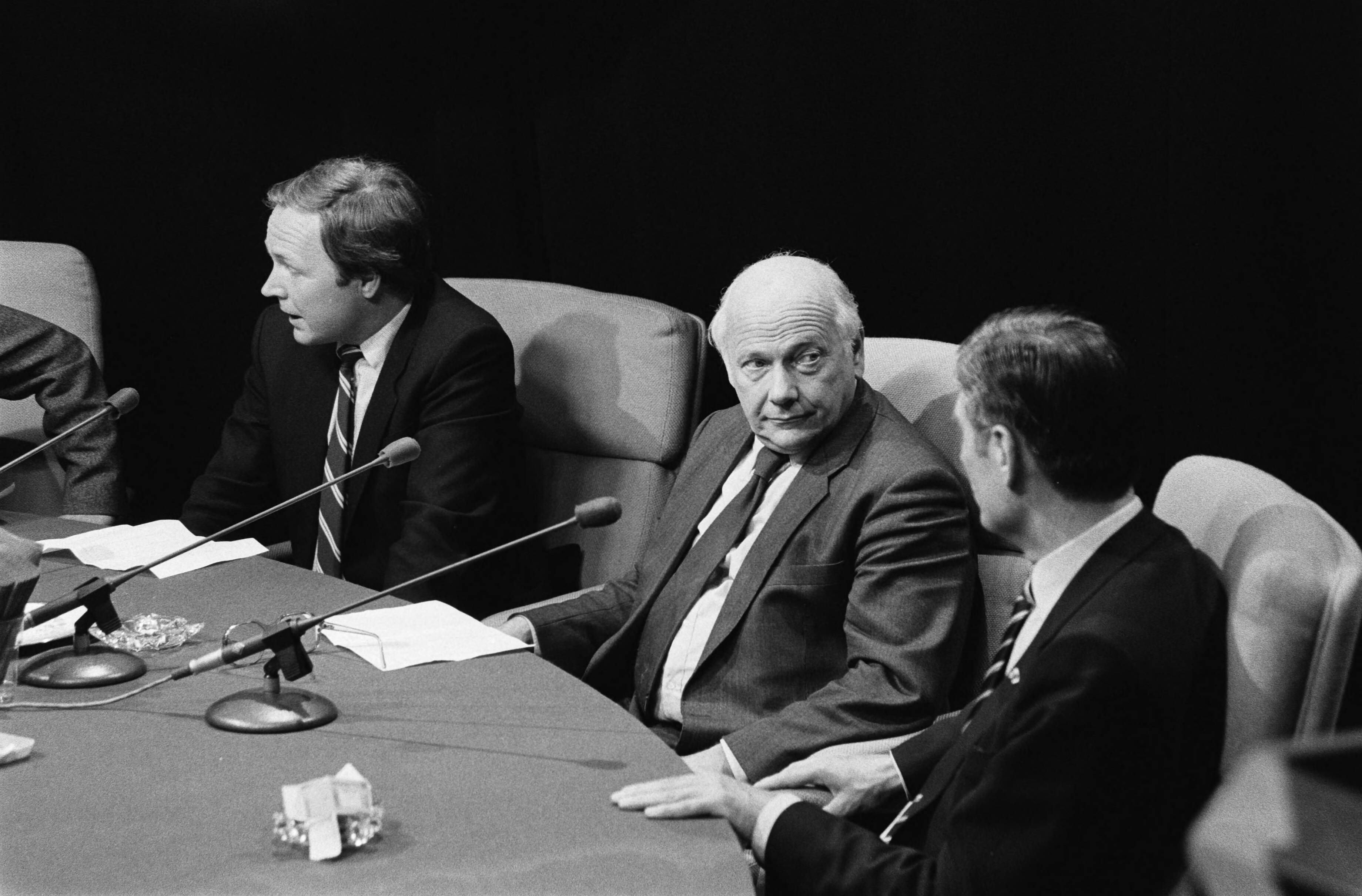 Fotocollectie Anefo — TV-uitzending wordt in NOS studio in Hilversum opgenomen de verkiezingen met lijststrekkers van de grote partijen; — Foto: Dijk, Hans van / Anefo. Licentie: Set B: Rechtenvrij / Publiek Domein. Bron: Nationaal Archief. http://hdl.handle.net/10648/acfcbd90-d0b4-102d-bcf8-003048976d84