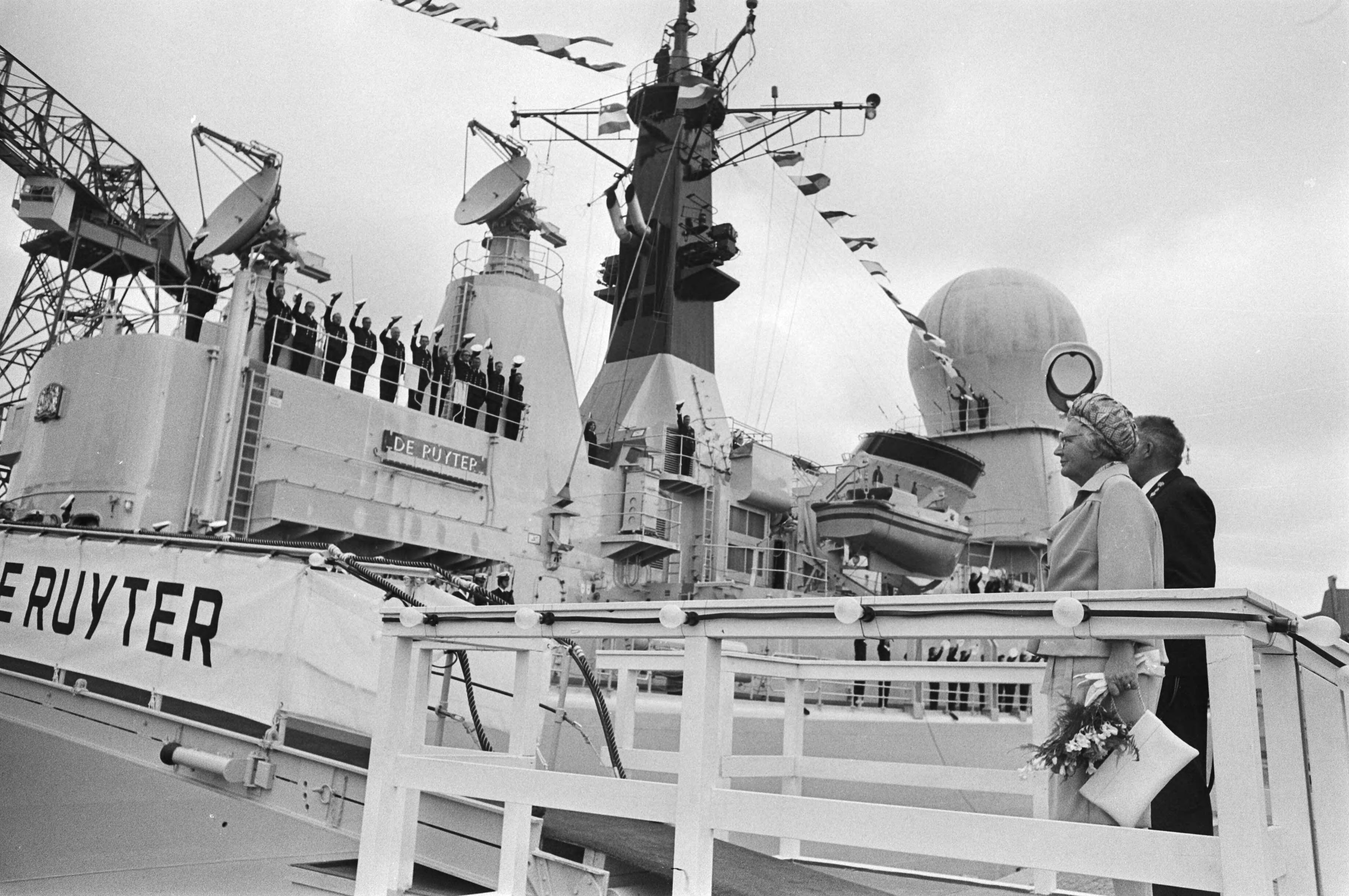 Fotocollectie Anefo — Wapenfregat De Ruyter door koningin Juliana in gebruik gesteld in Vlissingen, koningin Juliana verlaat het schip — Foto: Verhoeff, Bert / Anefo. Licentie: Set B: Rechtenvrij / Publiek Domein. Bron: Nationaal Archief. http://hdl.handle.net/10648/ac8562b8-d0b4-102d-bcf8-003048976d84