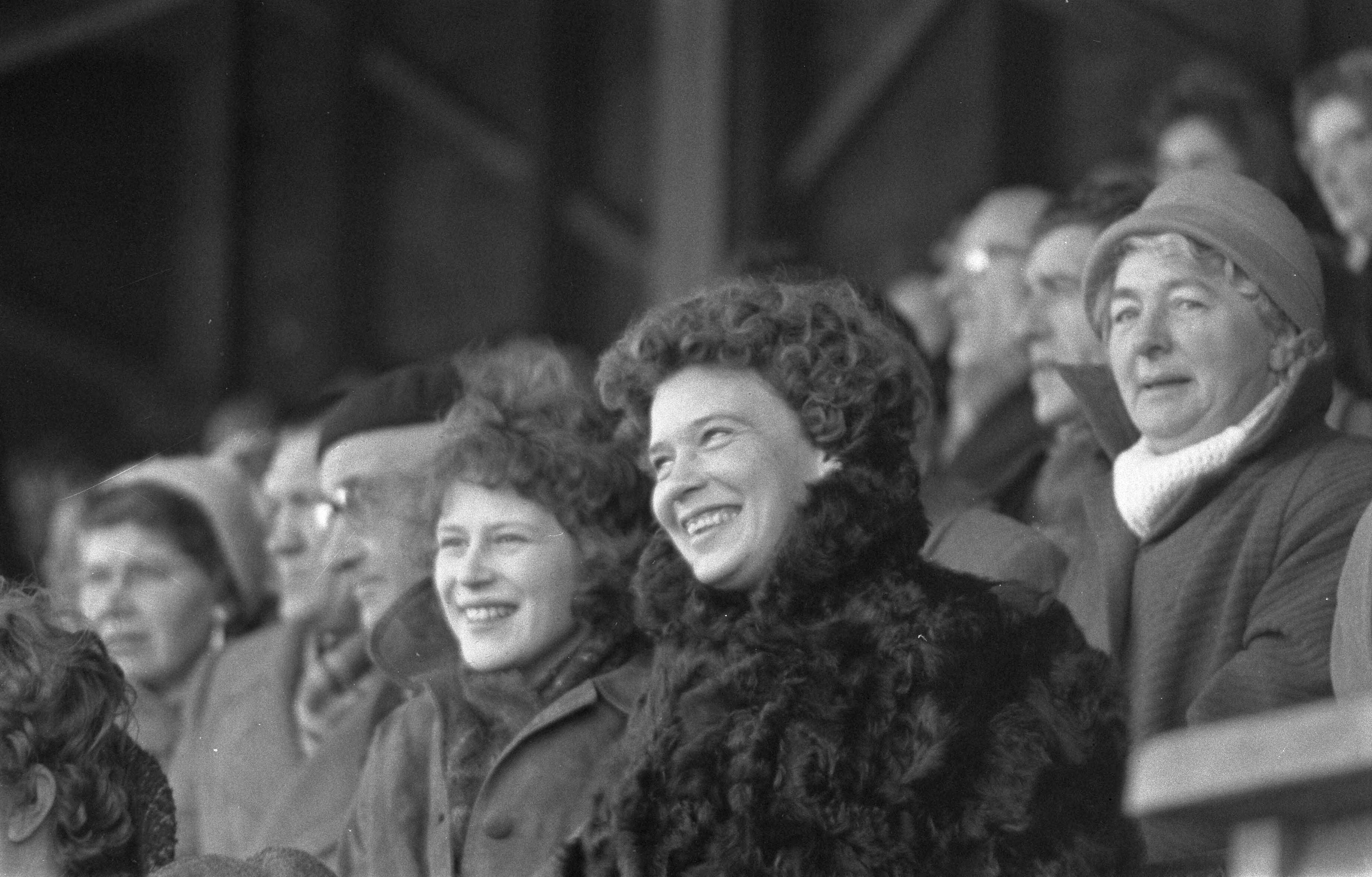 Fotocollectie Anefo — Voetbal RCH tegen HDVS 1-2, moeder en dochter Biesbrouck bekijken vanaf de tribune de verrichtingen van man/vader en zoon/broer — Foto: Pot, Harry / Anefo. Licentie: Set B: Rechtenvrij / Publiek Domein. Bron: Nationaal Archief. http://hdl.handle.net/10648/a9a78f9e-d0b4-102d-bcf8-003048976d84