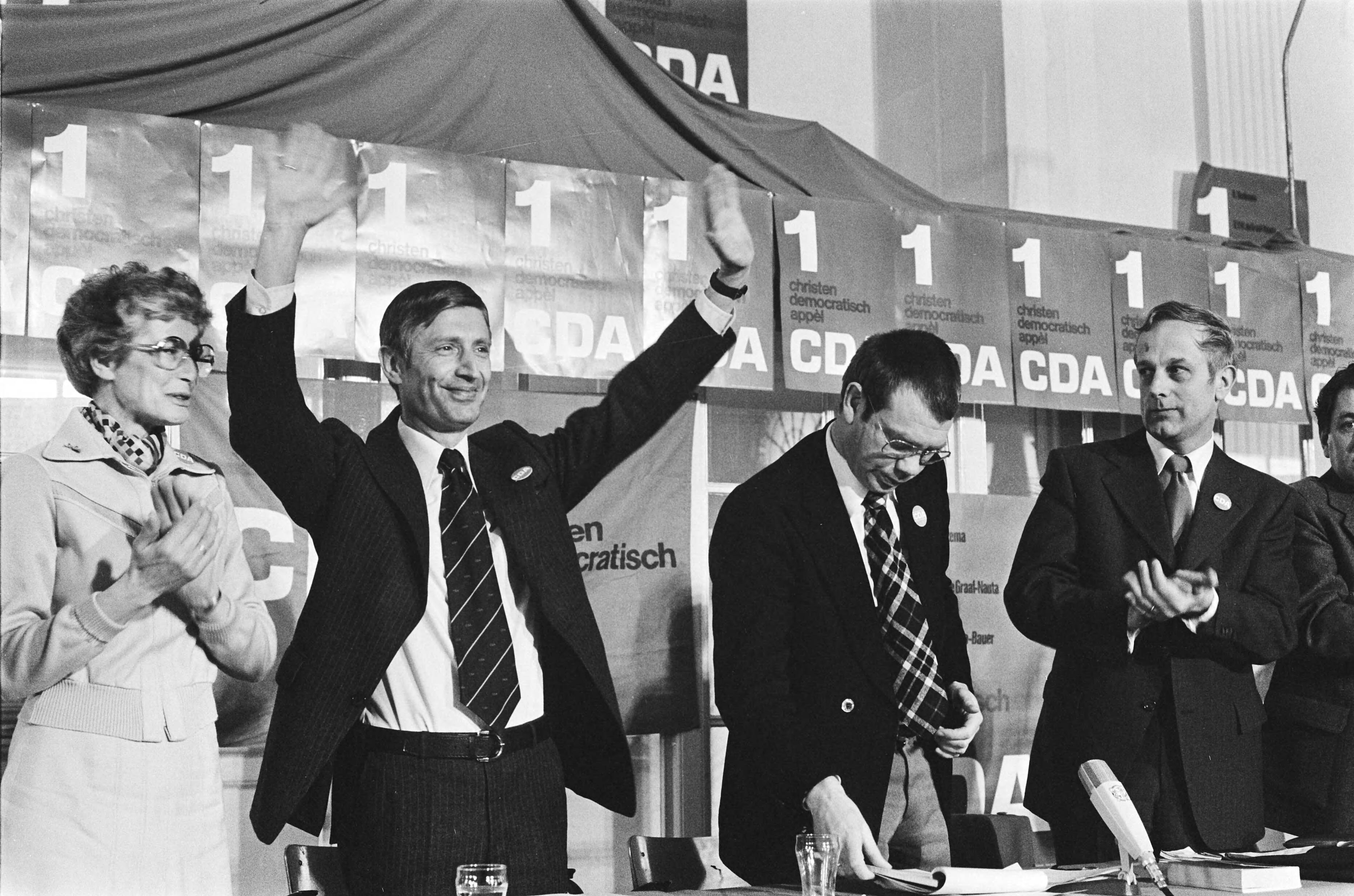 Fotocollectie Anefo — CDA verkiezingsbijeenkomst in Leeuwarden; Van Agt na toespraak — Foto: Verhoeff, Bert / Anefo. Licentie: Set B: Rechtenvrij / Publiek Domein. Bron: Nationaal Archief. http://hdl.handle.net/10648/acaec504-d0b4-102d-bcf8-003048976d84