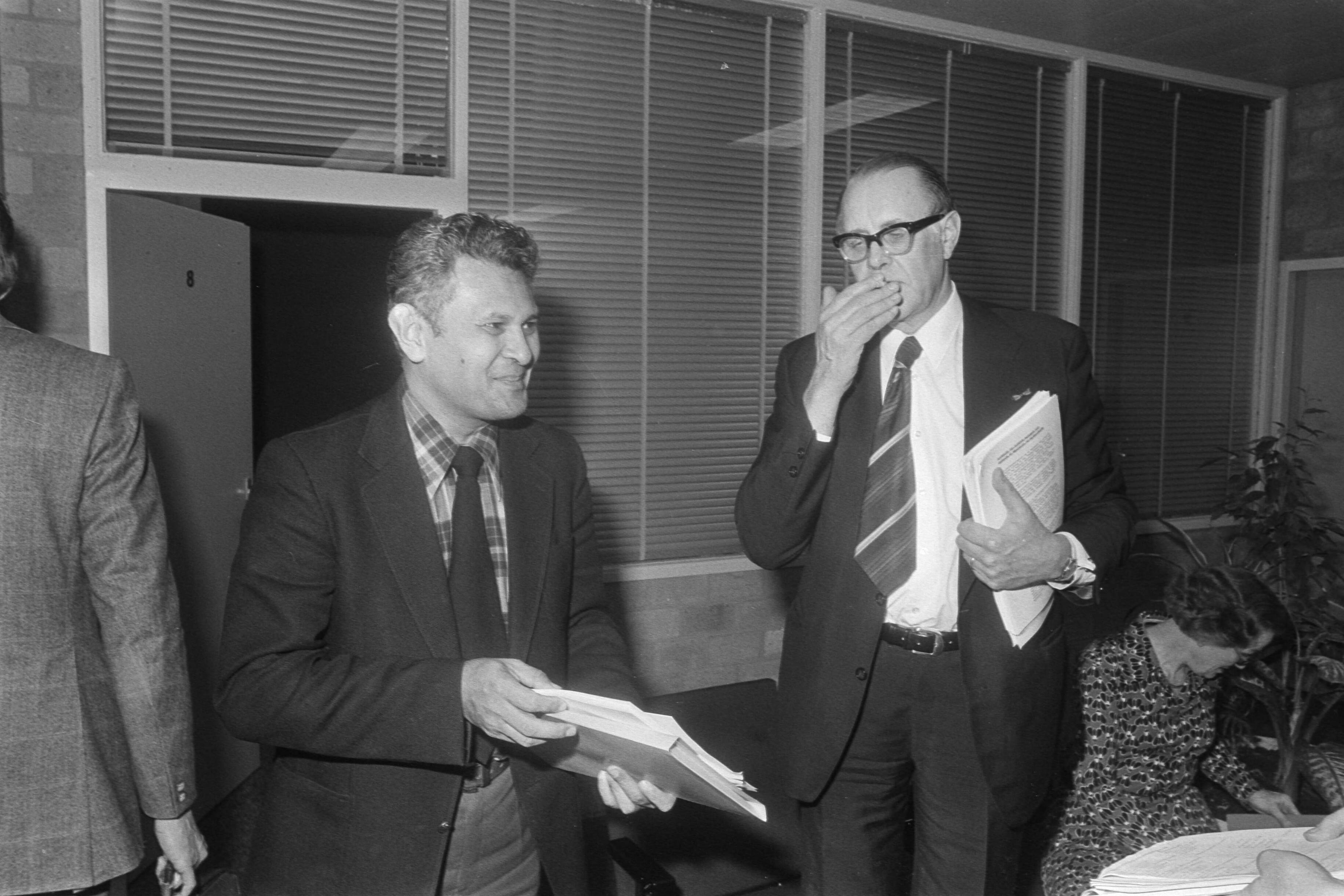 Fotocollectie Anefo — Projektgroep Nazorg Slachtoffers Gijzelingen geinstalleerd door Hendriks, in Utrecht; B. Fanggidaej (ex-gijzelaar) begroet prof. Bastiaans (rechts) / — Foto: Peters, Hans / Anefo. Licentie: Set B: Rechtenvrij / Publiek Domein. Bron: Nationaal Archief. http://hdl.handle.net/10648/ac7acefc-d0b4-102d-bcf8-003048976d84