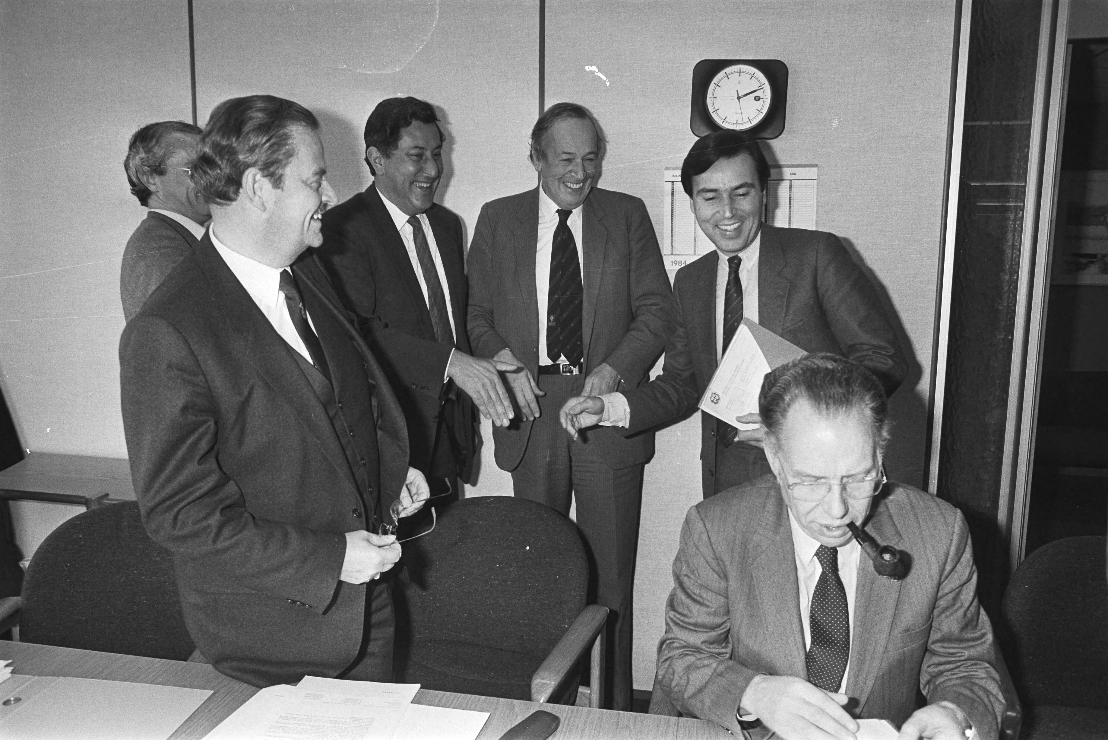 Fotocollectie Anefo — Minister Brinkman heeft vanmiddag in Rijswijk een gesprek gevoerd met de omroepen m.b.t. de regelmatige overtredingen van de omroepwet. VARA-voorzitter v.d. Heuvel (zittend) lijkt onverstoorbaar terwijl minister Brinkman zich met v.l.n.r. : Bordewijk (Veronica), Wallis de Vries (AVRO) en Minderop onderhoudt — Foto: Croes, Rob C. / Anefo. Licentie: Set B: Rechtenvrij / Publiek Domein. Bron: Nationaal Archief. http://hdl.handle.net/10648/ad335d0a-d0b4-102d-bcf8-003048976d84