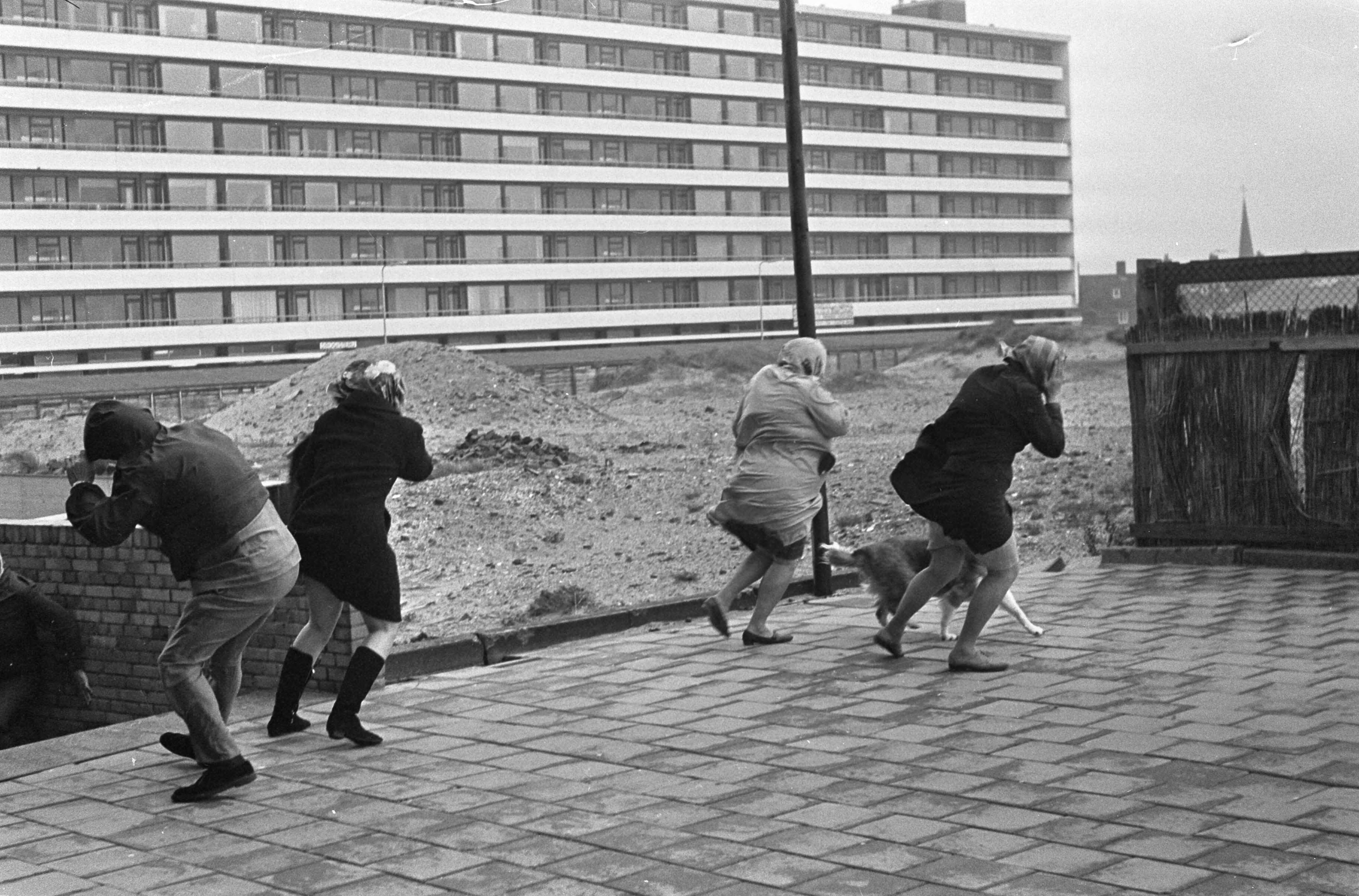 Fotocollectie Anefo — Herfststorm. Het is moeilijk lopen op de boulevard van Zandvoort — Foto: Evers, Joost / Anefo. Licentie: Set B: Rechtenvrij / Publiek Domein. Bron: Nationaal Archief. http://hdl.handle.net/10648/ab2a95a0-d0b4-102d-bcf8-003048976d84