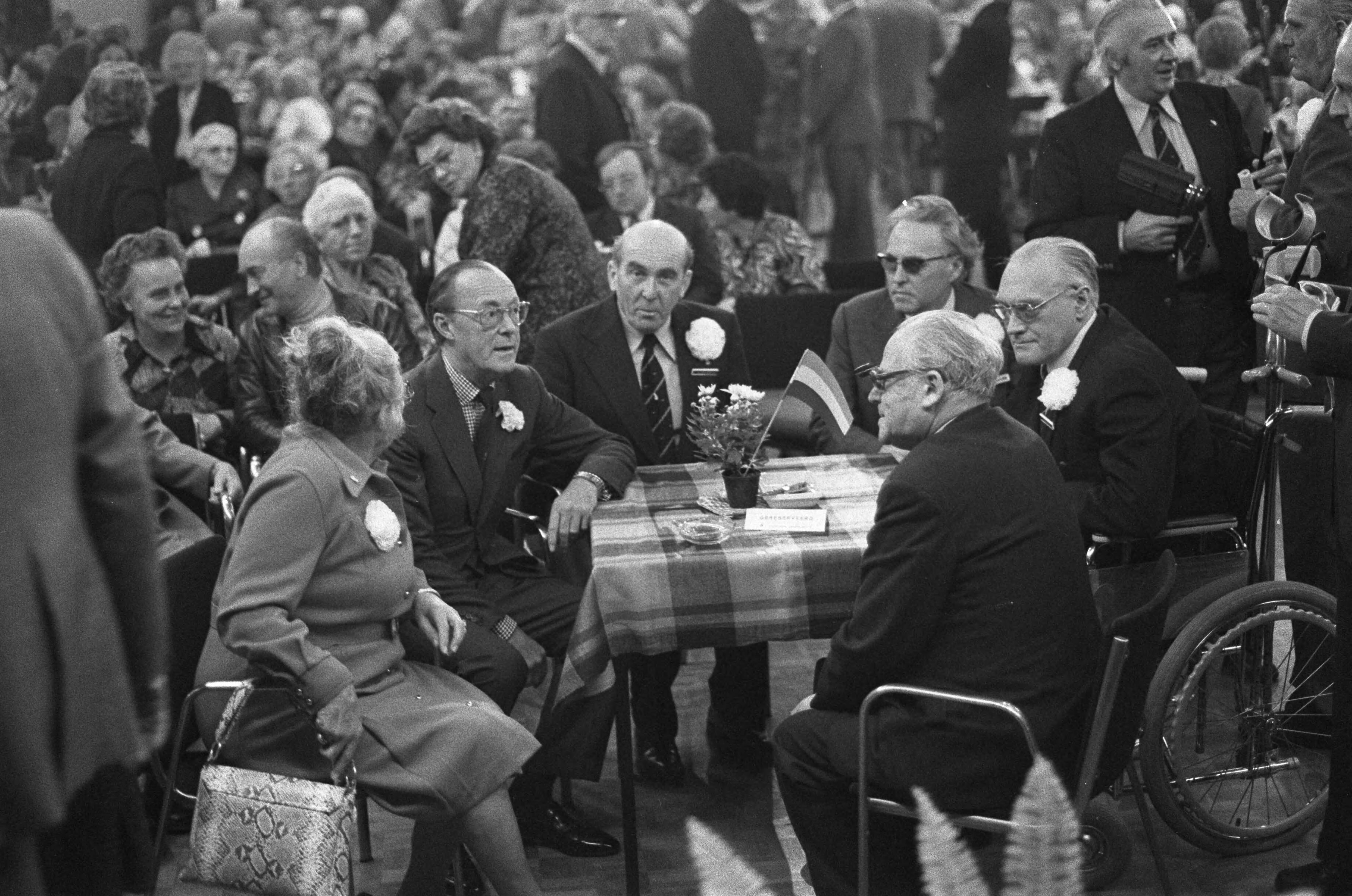 Fotocollectie Anefo — Prins Bernhard bij bijeenkomst Vereniging Landelijke Contactgroep Verzetsgepensioneerden 1940-45 in Den Haag — Foto: Peters, Hans / Anefo. Licentie: Set B: Rechtenvrij / Publiek Domein. Bron: Nationaal Archief. http://hdl.handle.net/10648/ac73dd68-d0b4-102d-bcf8-003048976d84