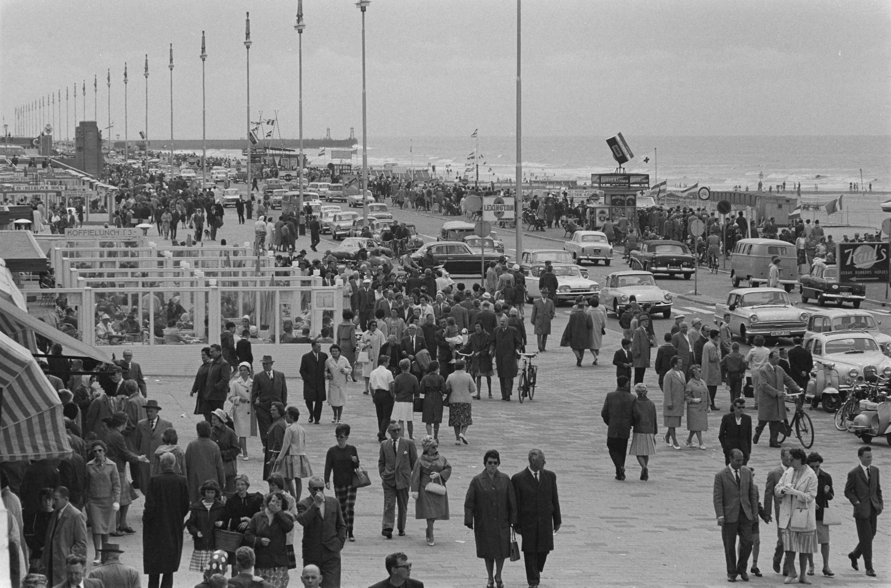 Fotocollectie Anefo — Pinkster-drukte in Scheveningen — Foto: Koch, Eric / Anefo. Licentie: Set B: Rechtenvrij / Publiek Domein. Bron: Nationaal Archief. http://hdl.handle.net/10648/aa0c0564-d0b4-102d-bcf8-003048976d84