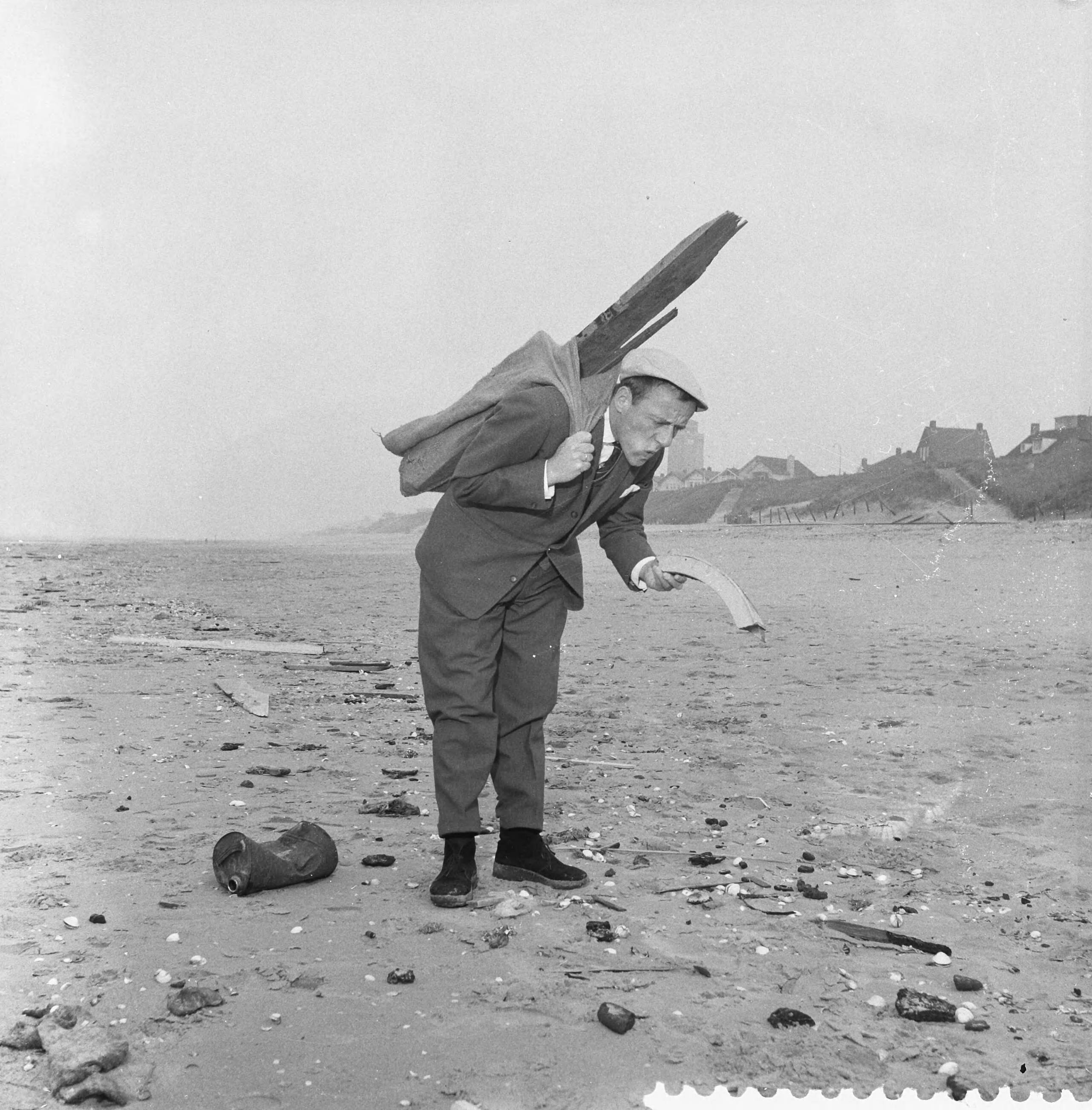 Fotocollectie Anefo — Johnny Kraaijkamp in Zandvoort. Johnny verzamelt wrakhout — Foto: Pot, Harry / Anefo. Licentie: Set B: Rechtenvrij / Publiek Domein. Bron: Nationaal Archief. http://hdl.handle.net/10648/a9bc3584-d0b4-102d-bcf8-003048976d84