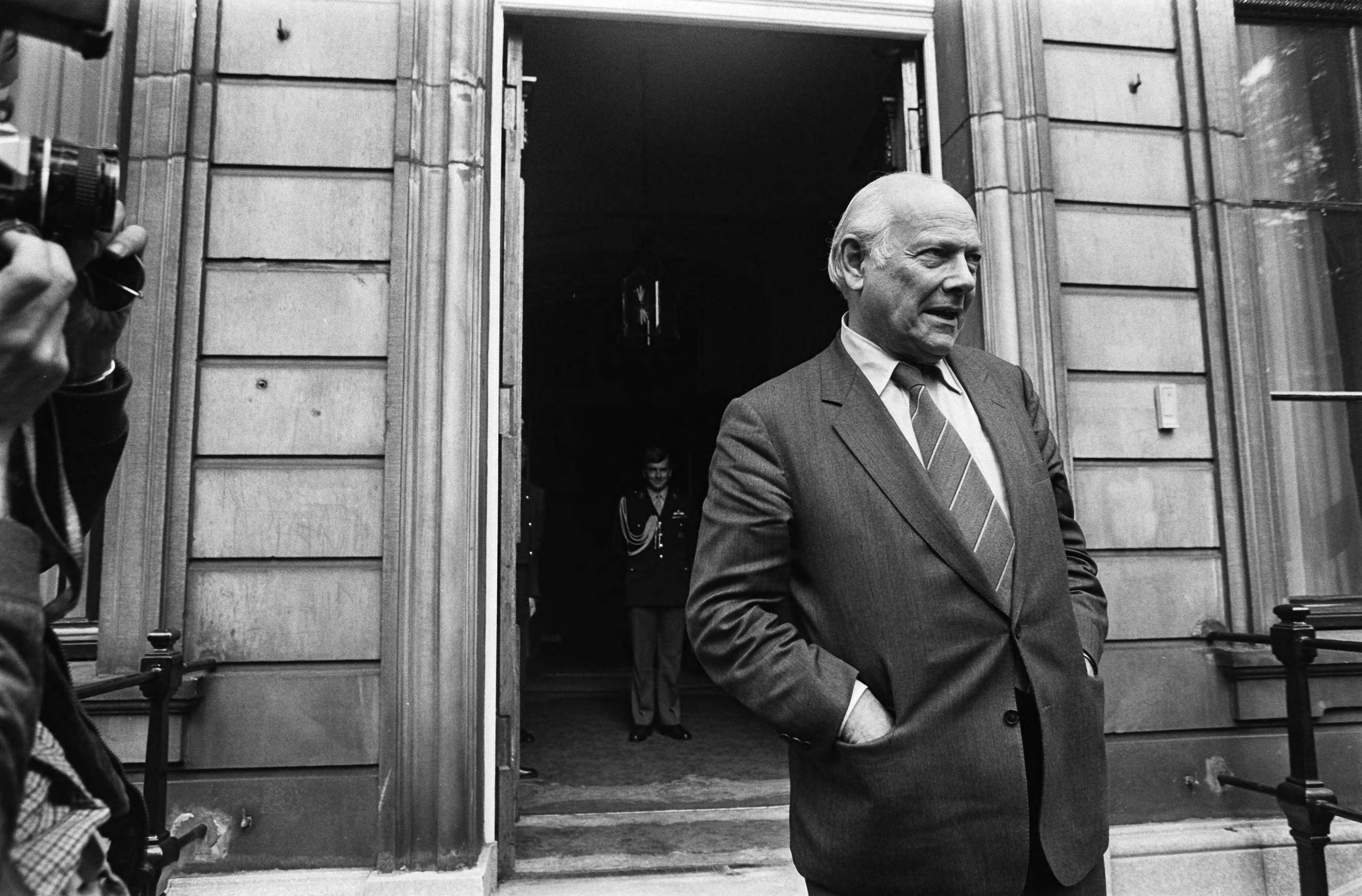 Fotocollectie Anefo — Ontvangst op Paleis Lange Voorhout in Den Haag i.v.m. kabinetsformatie door Beatrix; Den Uyl bij de ingang van Paleis Lange Voorhout — Foto: Antonisse, Marcel / Anefo. Licentie: Set B: Rechtenvrij / Publiek Domein. Bron: Nationaal Archief. http://hdl.handle.net/10648/acfced6a-d0b4-102d-bcf8-003048976d84