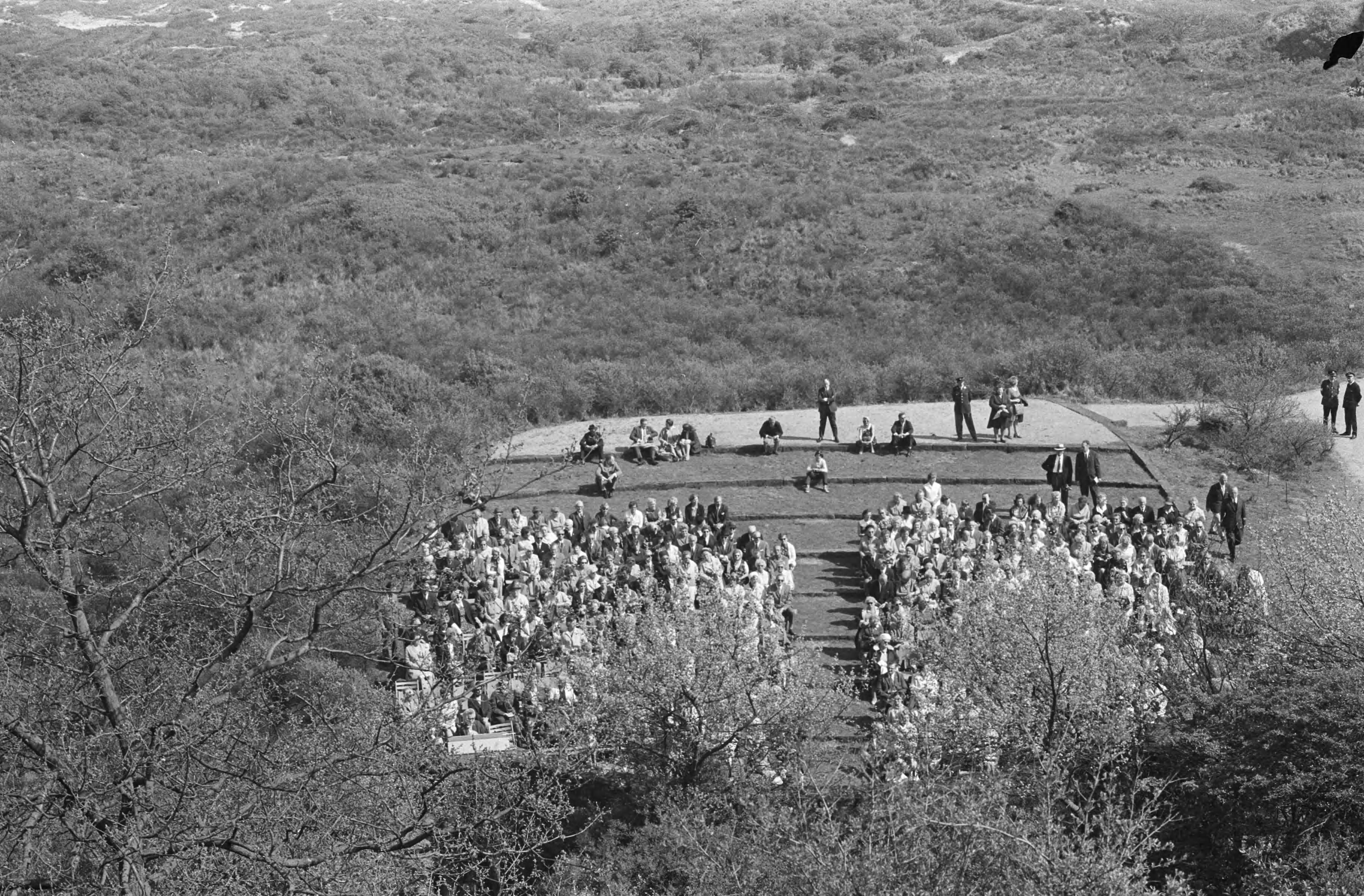 Jaarlijkse herdenking van 1940-1945 op de erebegraafplaats te Overveen — Overzicht aanwezigen — Foto: Fotograaf Onbekend / Anefo. Licentie: Set B: Rechtenvrij / Publiek Domein. Bron: Nationaal Archief. http://hdl.handle.net/10648/abbe9cb4-d0b4-102d-bcf8-003048976d84