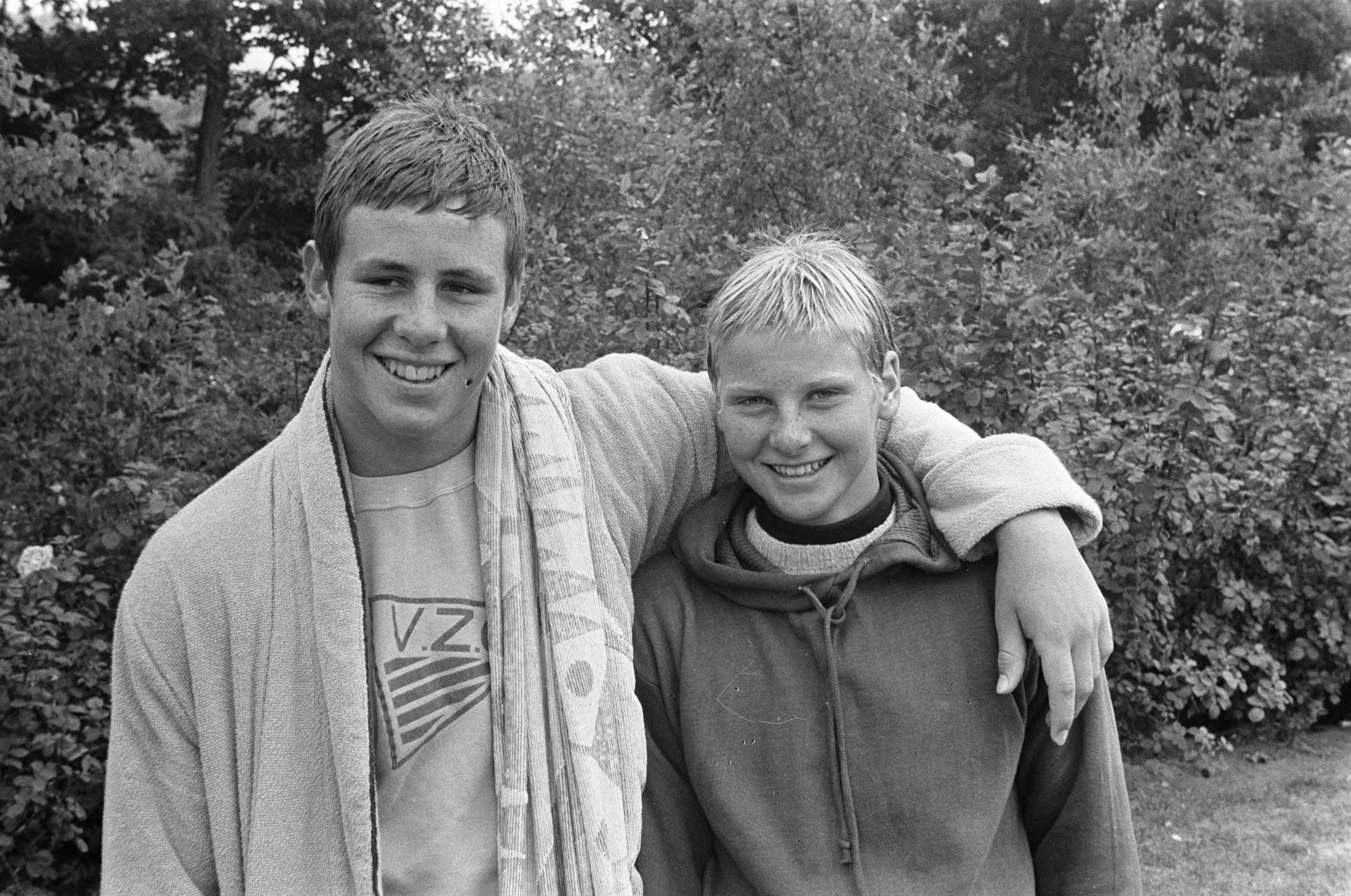 Nederlandse kampioenschappen zwemmen 1969 te Breda — Roger van Hamburg (l) en Linda de Boer — Foto: Fotograaf Onbekend / Anefo. Licentie: Set B: Rechtenvrij / Publiek Domein. Bron: Nationaal Archief. http://hdl.handle.net/10648/ab73f5d8-d0b4-102d-bcf8-003048976d84