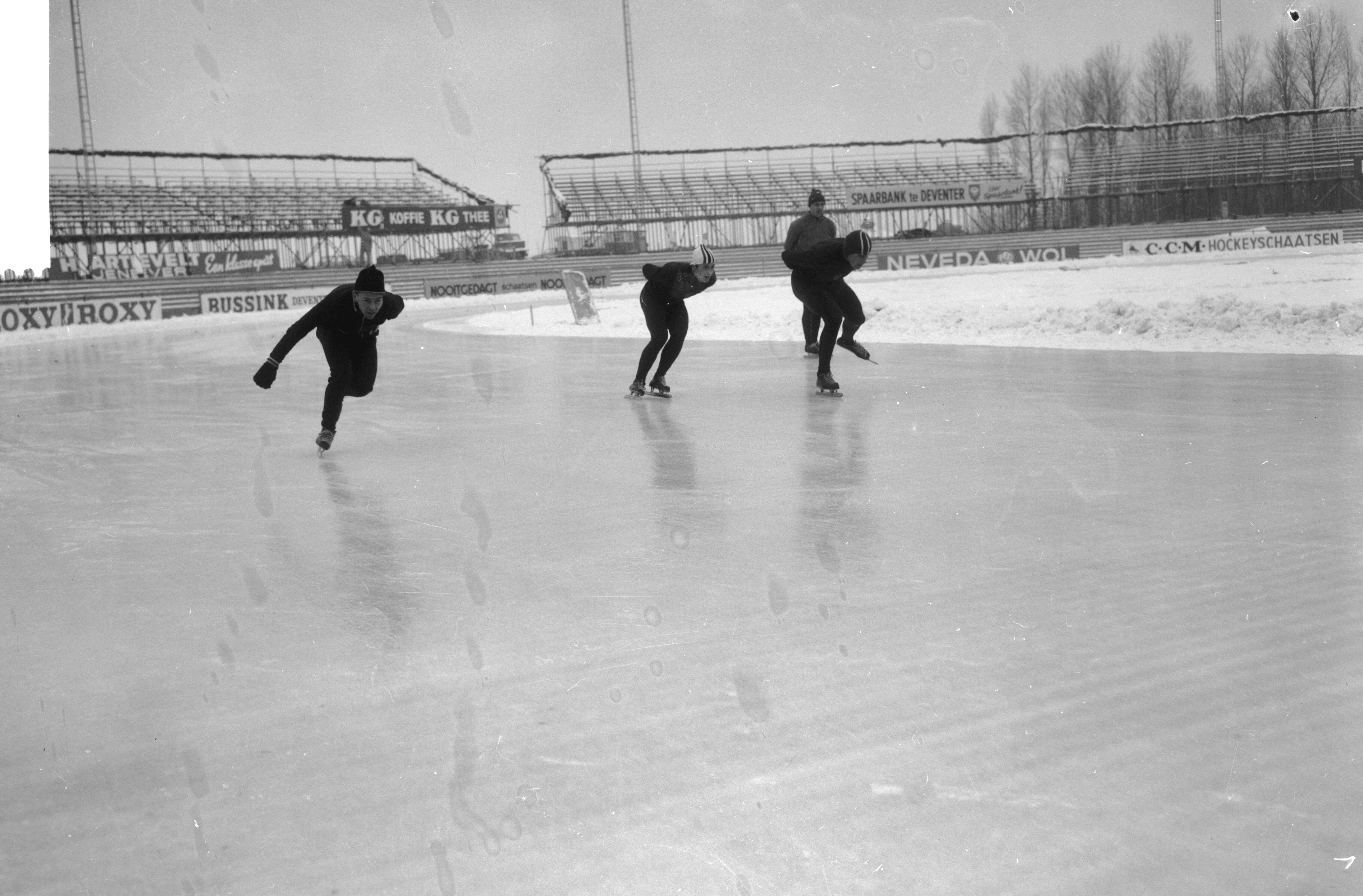 Fotocollectie Anefo — Europese schaatskampioenschappen te Deventer, de Russen in aktie — Foto: Bilsen, Joop van / Anefo. Licentie: Set B: Rechtenvrij / Publiek Domein. Bron: Nationaal Archief. http://hdl.handle.net/10648/aad74e7c-d0b4-102d-bcf8-003048976d84