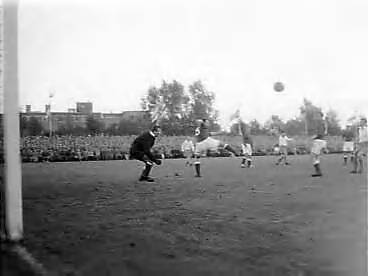 Fotocollectie Anefo — Oefenwedstrijd Nederlands elftal tegen Nedersaksen in Groningen (4-1) — Foto: Pot, Harry / Anefo. Licentie: Set B: Rechtenvrij / Publiek Domein. Bron: Nationaal Archief. http://hdl.handle.net/10648/a96878f4-d0b4-102d-bcf8-003048976d84