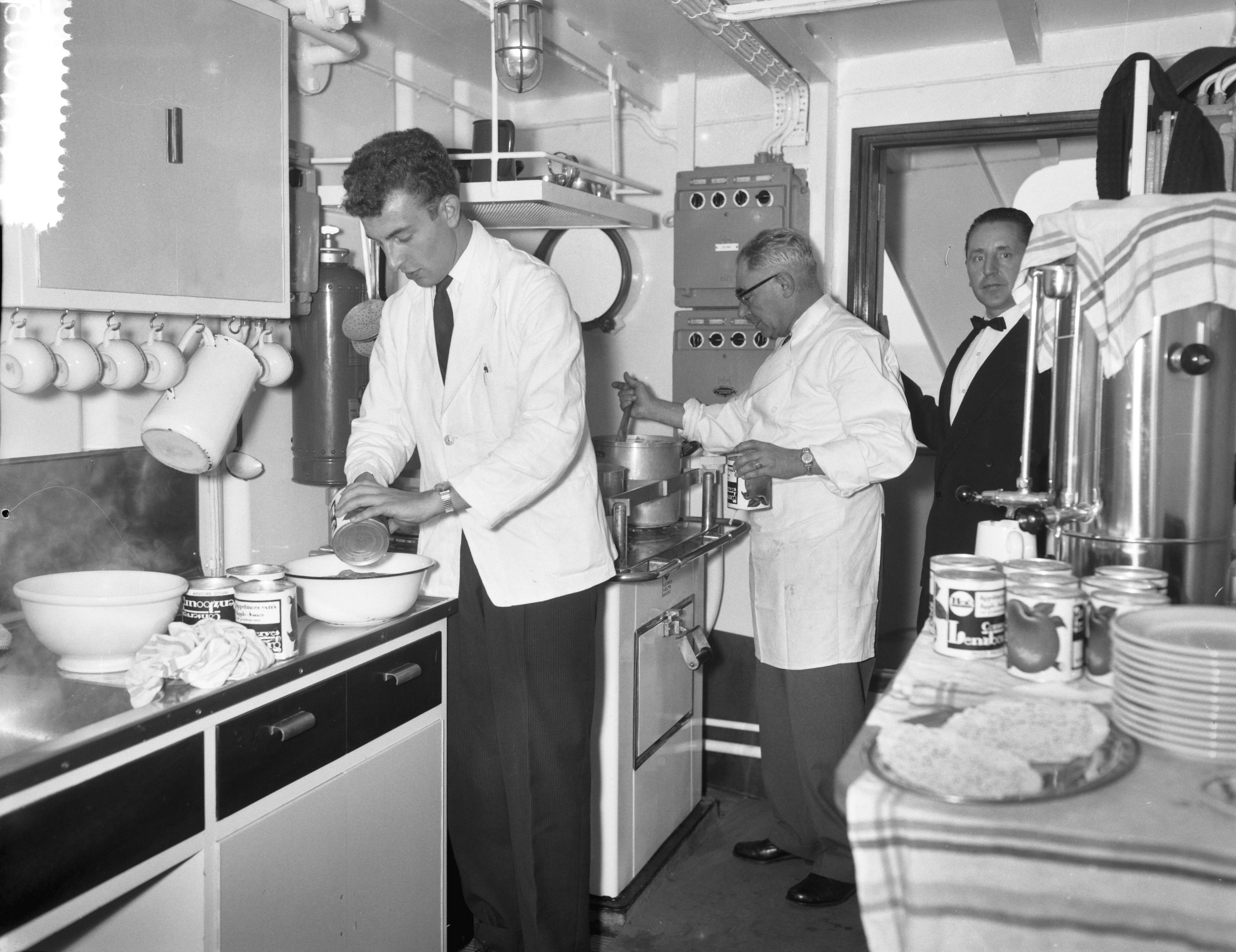 Fotocollectie Anefo — Tewaterlating kustvaarder "Castor Consol" bij de Zaanlandse Scheepsbouw Maatschappij — Foto: Bilsen, Joop van / Anefo. Licentie: Set B: Rechtenvrij / Publiek Domein. Bron: Nationaal Archief. http://hdl.handle.net/10648/a9aa568e-d0b4-102d-bcf8-003048976d84