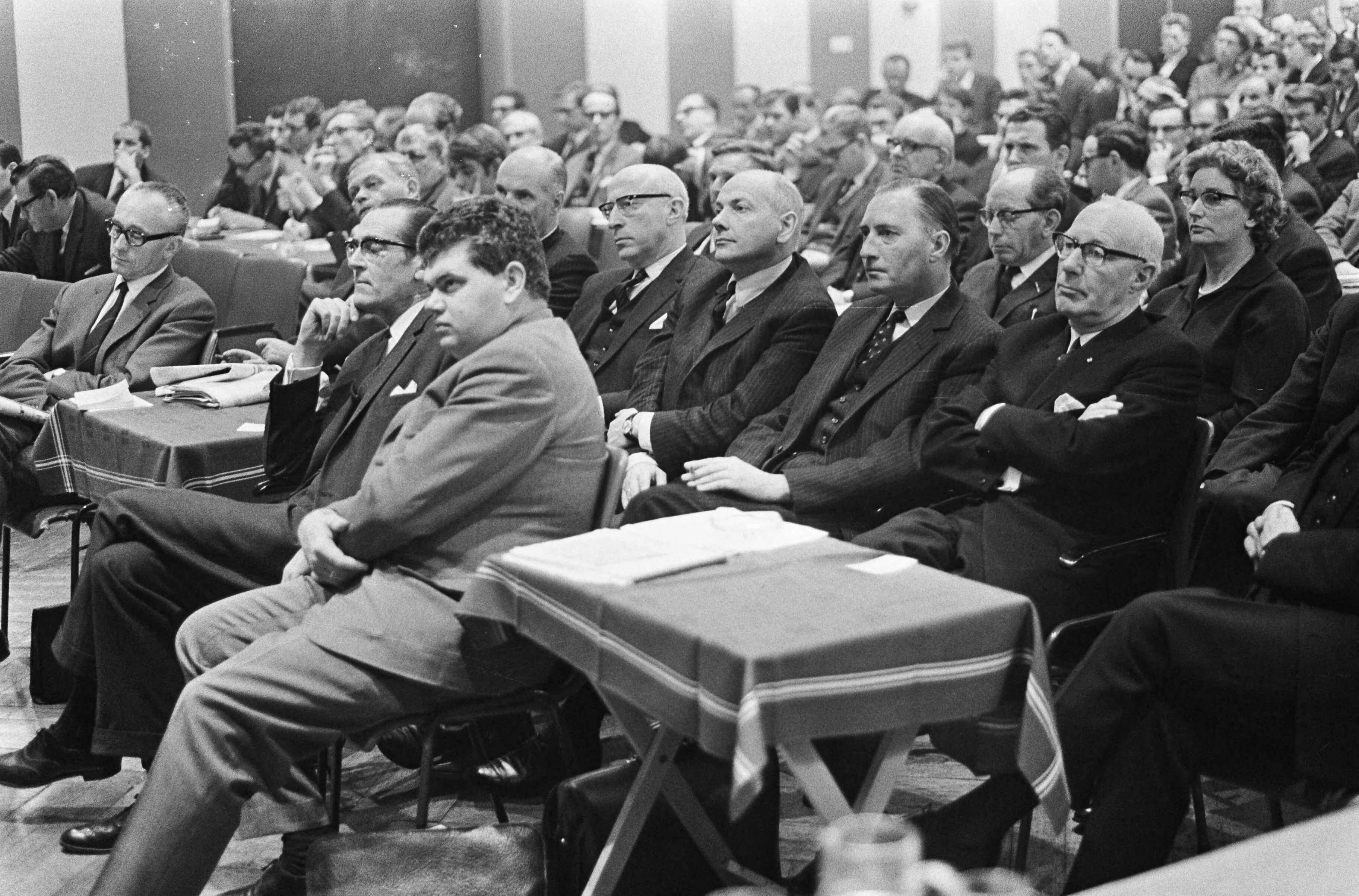 Volkskrant-congres in het Scheveningse Kurhaus — Voorste rij v.l.n.r. Henk Vonhoff (VVD), daarachter v.l.n.r. Jan Smallenbroek, Piet de Jong|Ivo Samkalden, Joop den Uyl, Wiert Pauwel Berghuis en A.D.W. Tilanus — Foto: Fotograaf Onbekend / Anefo. Licentie: Set B: Rechtenvrij / Publiek Domein. Bron: Nationaal Archief. http://hdl.handle.net/10648/ab03e3a6-d0b4-102d-bcf8-003048976d84