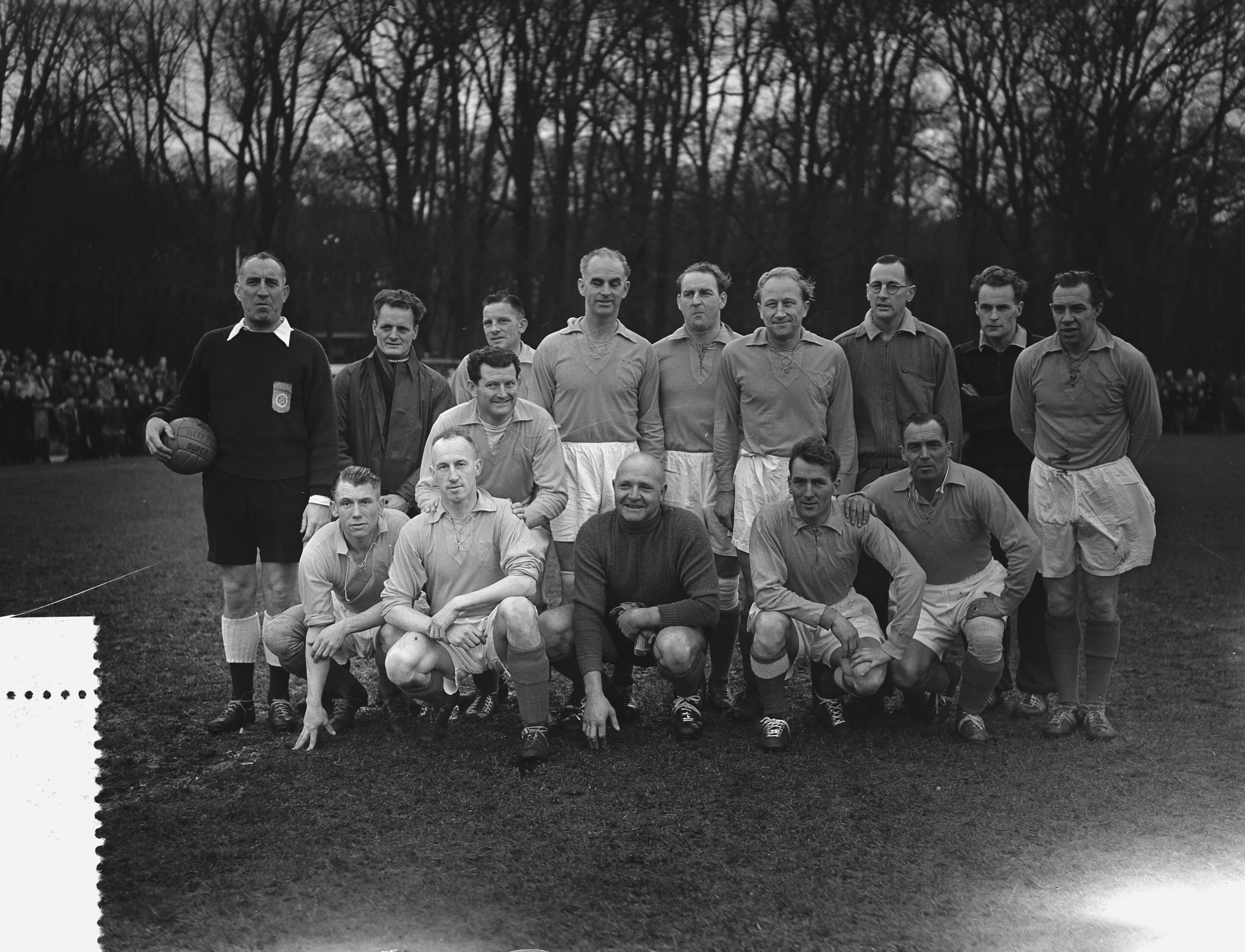 Fotocollectie Anefo — Voetbal. HFC tegen Oud-Internationals. Elftal Oud Internationals — Foto: Bilsen, Joop van / Anefo. Licentie: Set B: Rechtenvrij / Publiek Domein. Bron: Nationaal Archief. http://hdl.handle.net/10648/a941146c-d0b4-102d-bcf8-003048976d84