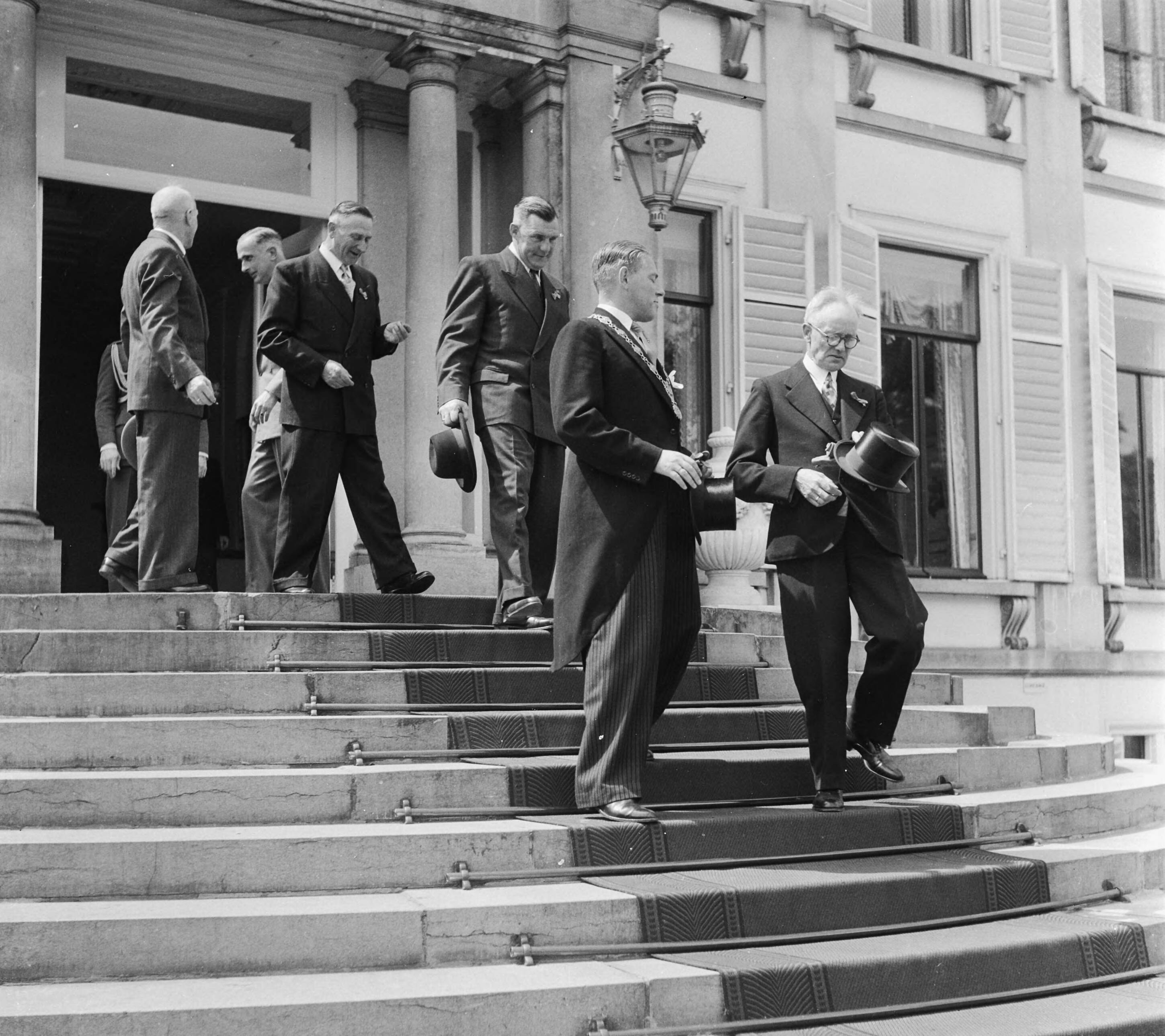 Aanbieding Koninginneharing op Soestdijk — Aanbieding Koninginneharing door de Rijksopperkeurmeester aan koningin Juliana op paleis Soestdijk. Op het bordes van paleis Soestdijk, burgemeester van Vlaardingen J. Heusdens, de reder van de N.V. Zeevisserij en Haringhandel v/h A. Verboom, schipper G. van der Snoek van de VL 74 "Hendrika en Adriana" die de haring heeft aangevoerd en Rijksopperkeurmeester W. Don — Foto: Noske, J.D. / Anefo. Licentie: Set B: Rechtenvrij / Publiek Domein. Bron: Nationaal Archief. http://hdl.handle.net/10648/a8faebc2-d0b4-102d-bcf8-003048976d84
