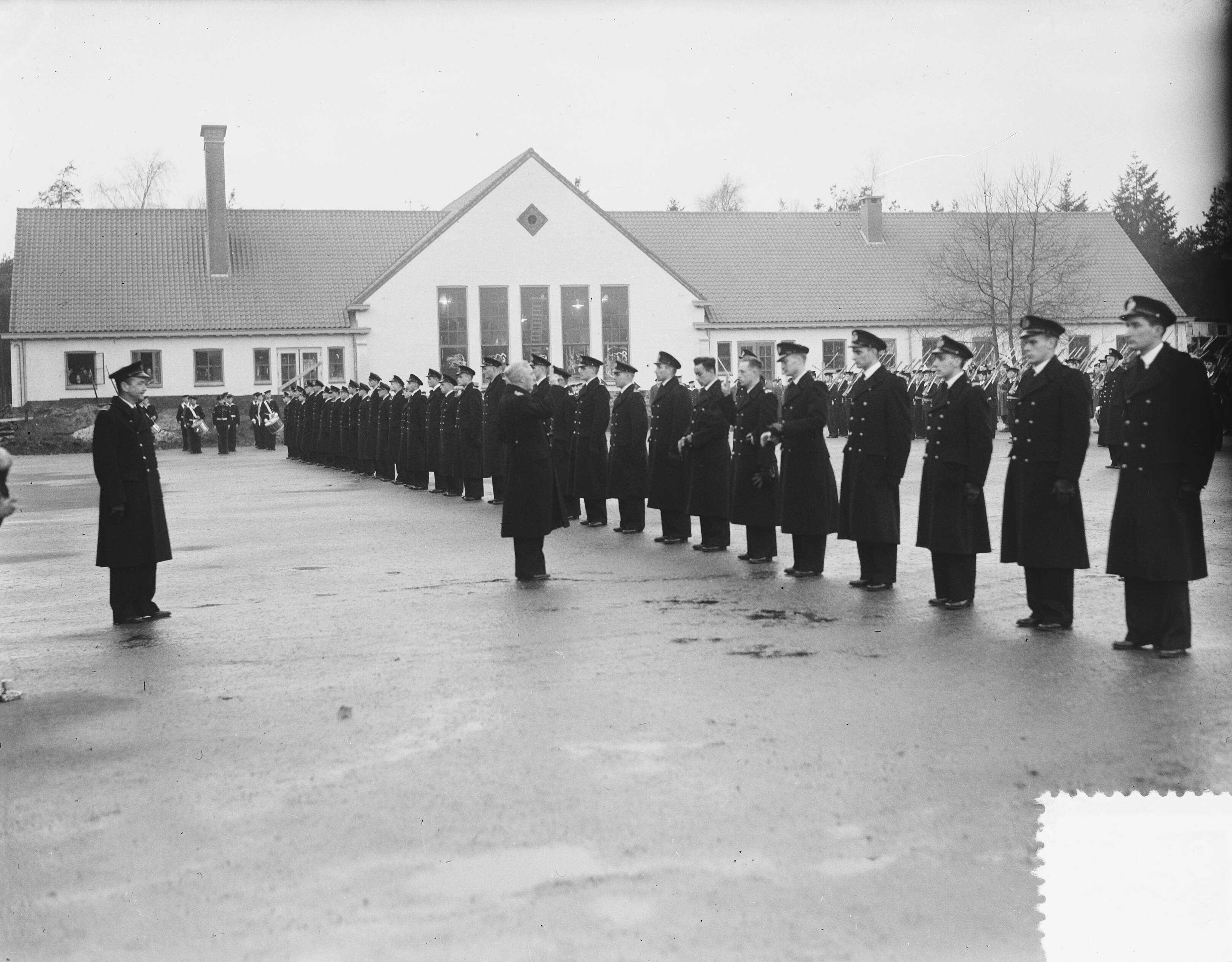 Beëdiging van 37 marine-officieren in MOK HIlversum — In het Marine-opleidingskamp nabij Hilversum zijn 37 marineofficieren beëdigd door de kapitein-ter-zee ]. J. Hogendoorn — Foto: Bilsen, Joop van / Anefo. Licentie: Set B: Rechtenvrij / Publiek Domein. Bron: Nationaal Archief. http://hdl.handle.net/10648/a8f3fbb4-d0b4-102d-bcf8-003048976d84