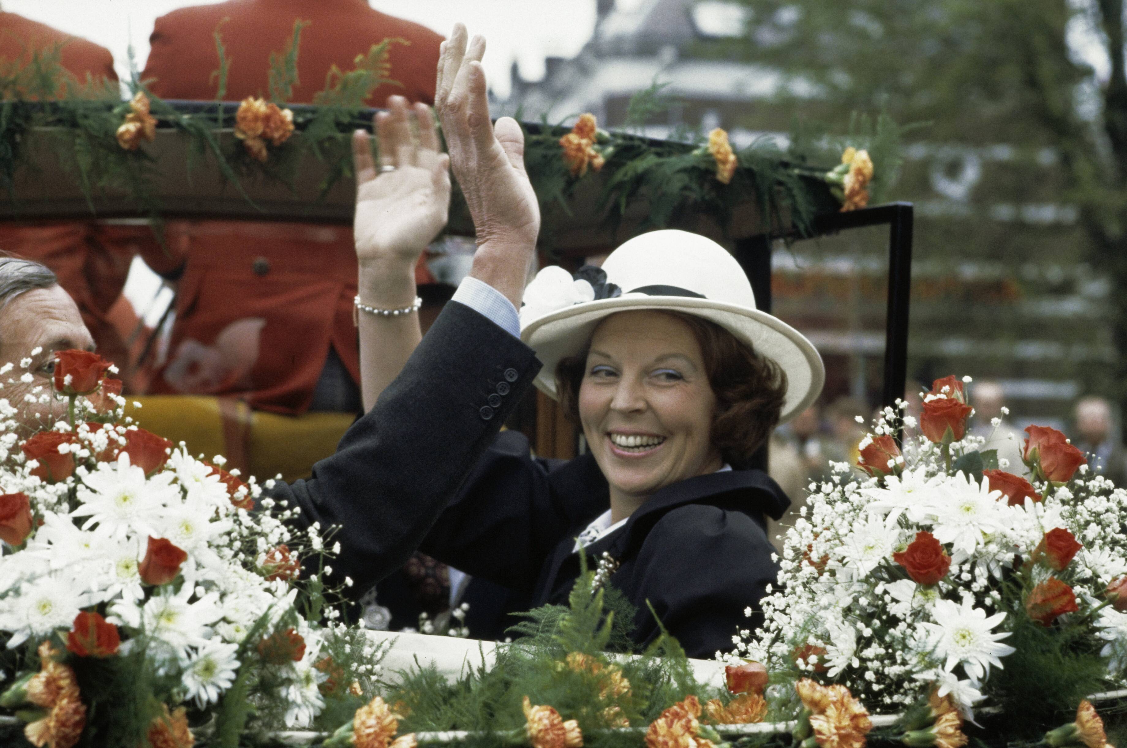 Fotocollectie Anefo — Viering Koninginnedag in Breda; Koningin Beatrix en Prins Claus in een open koets door Breda — Foto: Bogaerts, Rob / Anefo. Licentie: Set B: Rechtenvrij / Publiek Domein. Bron: Nationaal Archief. http://hdl.handle.net/10648/ad8a8576-d0b4-102d-bcf8-003048976d84