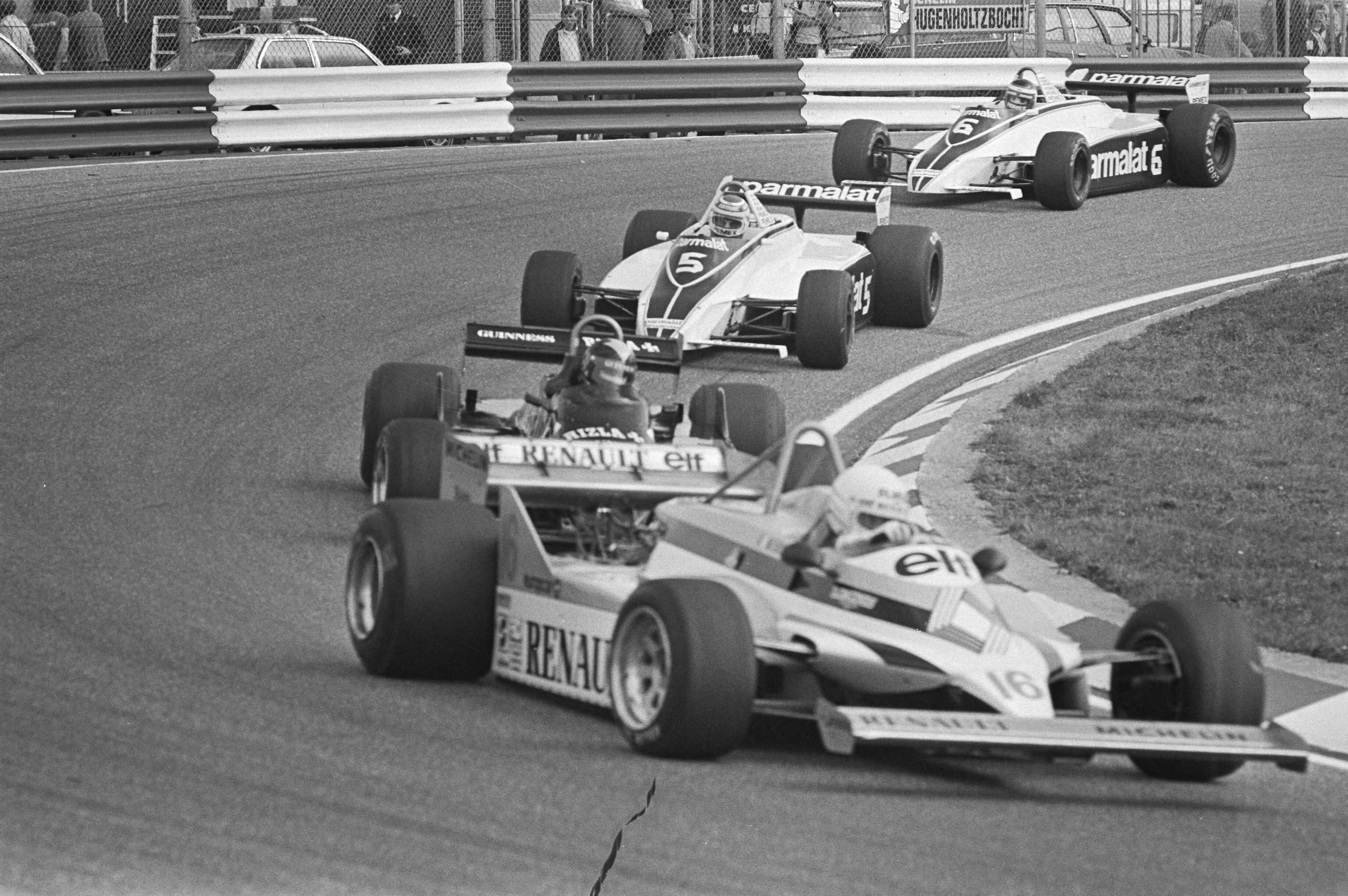 Training op het Circuit van Zandvoort i.v.m. de Grand Prix van aanstaande zondag — Training van de Grand Prix Formule 1 van 1981op het circuit van Zandvoort. Op kop Renë Arnoux in een Renault (nr. 16), tweede Nelson Piquet in een Brabham-Ford (nr.5) en als derde teamgenoot Hector Rebaque in Brabham-Ford (nr. 6) — Foto: Dijk, Hans van / Anefo. Licentie: Set B: Rechtenvrij / Publiek Domein. Bron: Nationaal Archief. http://hdl.handle.net/10648/ad0259ee-d0b4-102d-bcf8-003048976d84
