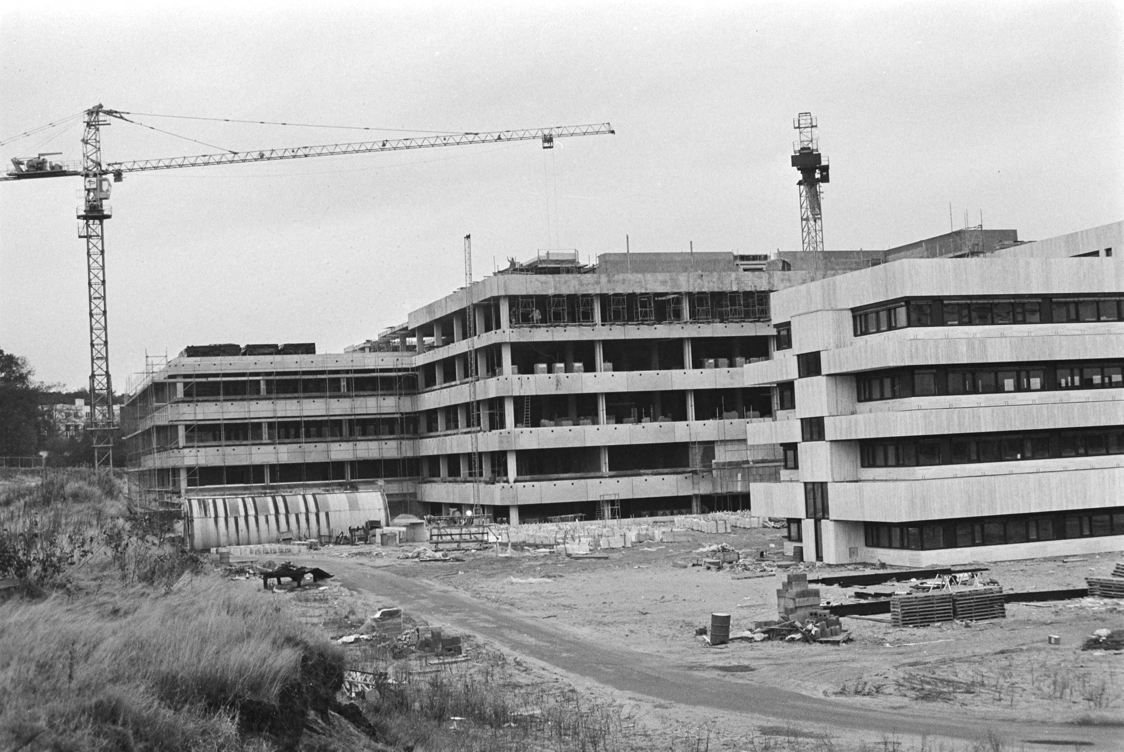 Fotocollectie Anefo — Vandaag hoogste punt bereikt van nieuwbouw van NOS te Hilversum, 16 juni 1978 werd eerste steen gelegd — Foto: Dijk, Hans van / Anefo. Licentie: Set B: Rechtenvrij / Publiek Domein. Bron: Nationaal Archief. http://hdl.handle.net/10648/aceda4c2-d0b4-102d-bcf8-003048976d84