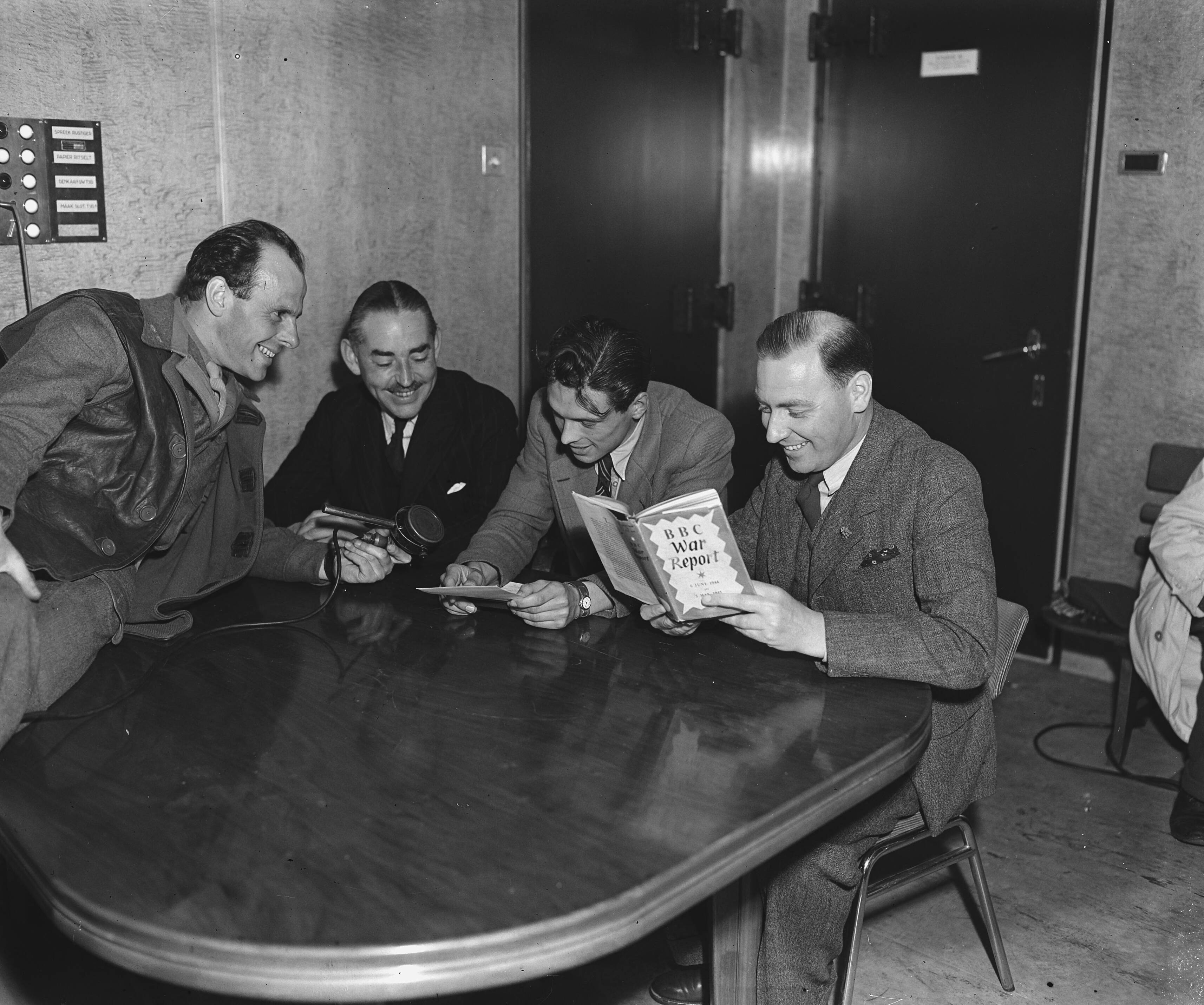 Fotocollectie Anefo — Delegatie van de BBC bezoekt Nederland. BBC-omroepers in Hilversum. Vlnr ? , John Snagge, ?, Frank Gillard — Foto: Raucamp, Koos / Anefo. Licentie: Set B: Rechtenvrij / Publiek Domein. Bron: Nationaal Archief. http://hdl.handle.net/10648/a89cdcda-d0b4-102d-bcf8-003048976d84