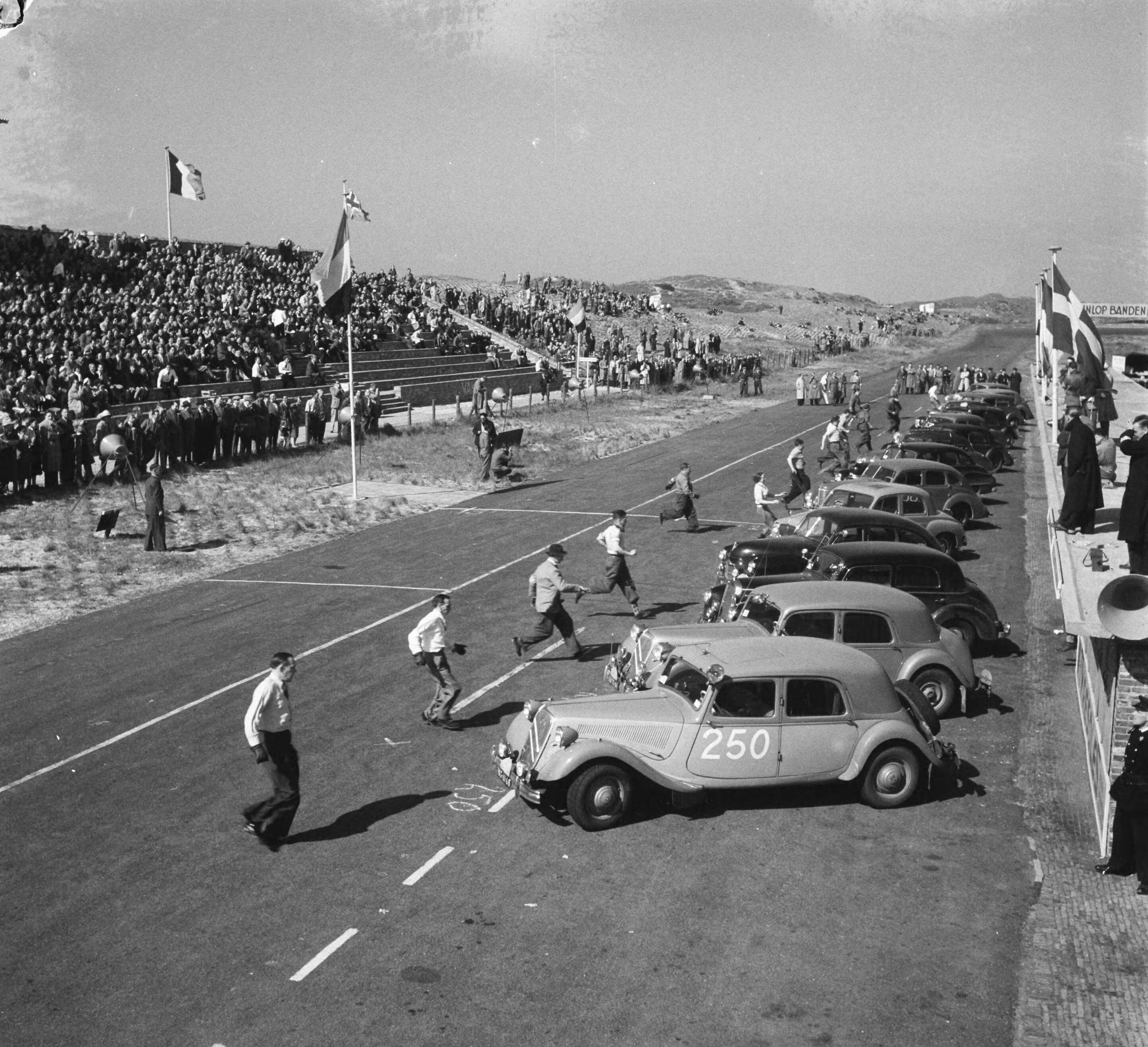Tulpenrally 1952 — Tulpenrallye. Snelheidsproef op circuit Zandvoort. Vliegende start — Foto: Noske, J.D. / Anefo. Licentie: Set B: Rechtenvrij / Publiek Domein. Bron: Nationaal Archief. http://hdl.handle.net/10648/a8f8a394-d0b4-102d-bcf8-003048976d84