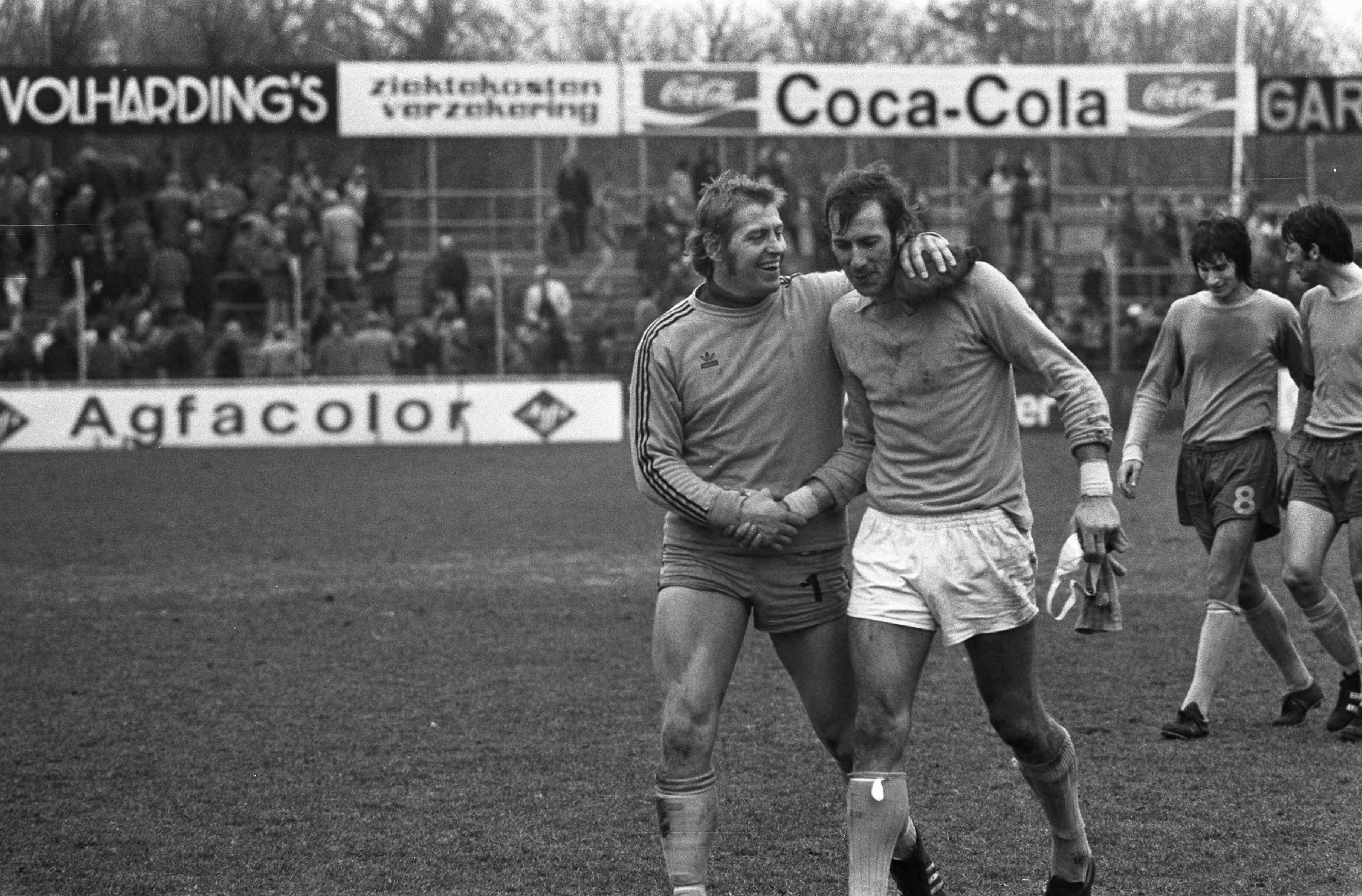 Fotocollectie Anefo — FC Den Haag tegen FC Twente 0-0, keeper Schrijvers (Twente) en keeper Ton Thie — Foto: Mieremet, Rob / Anefo. Licentie: Set B: Rechtenvrij / Publiek Domein. Bron: Nationaal Archief. http://hdl.handle.net/10648/ac46085c-d0b4-102d-bcf8-003048976d84