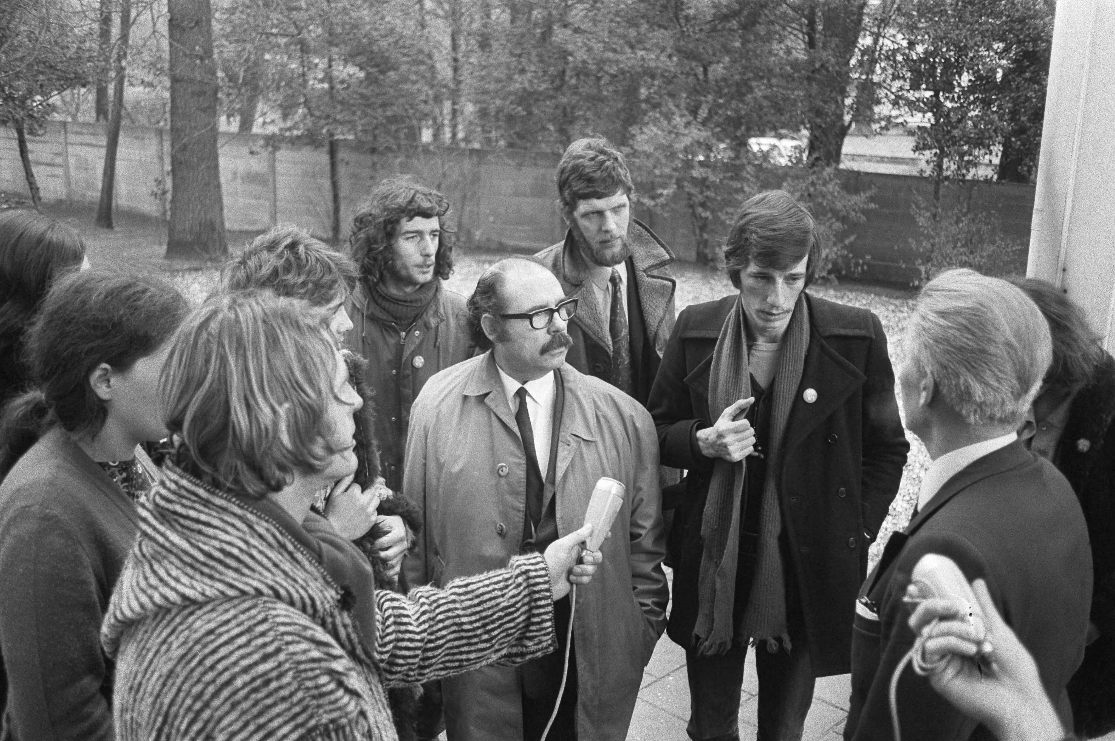 Fotocollectie Anefo — Demonstratie tegen beleid van regering van Pakistan bij ambassade van Pakistan in Den Haag — Foto: Peters, Hans / Anefo. Licentie: Set B: Rechtenvrij / Publiek Domein. Bron: Nationaal Archief. http://hdl.handle.net/10648/abd97bec-d0b4-102d-bcf8-003048976d84