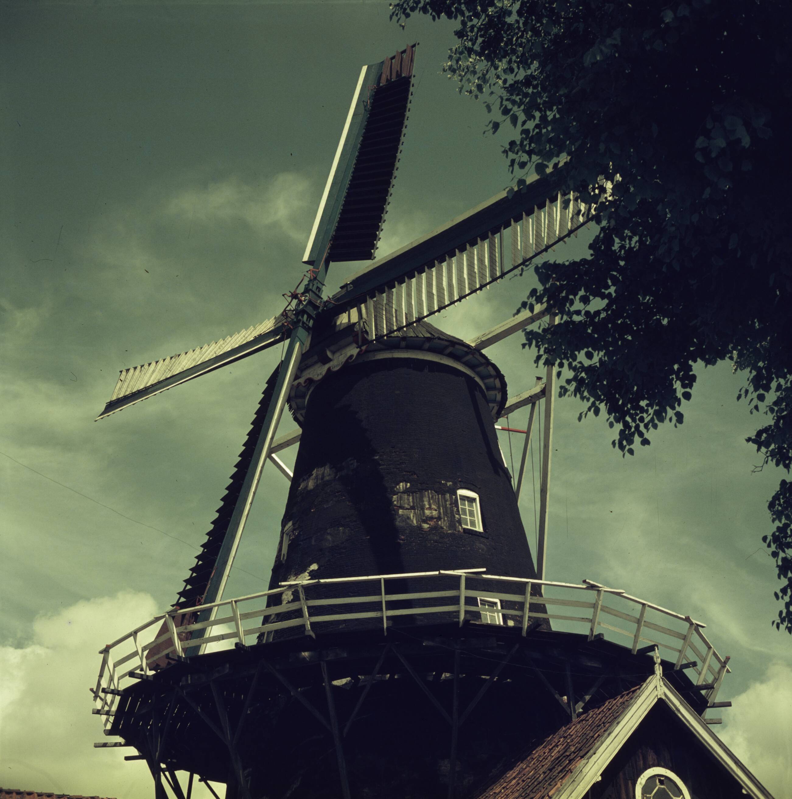 Reportage Nederland — Korenmolen De Hoop te Haren, provincie Groningen. Rond stenen stellingmolen, 2 koppel maalstenen, bouwjaar 1839 — Foto: Poll, Willem van de. Licentie: Set B: Rechtenvrij / Publiek Domein. Bron: Nationaal Archief. http://hdl.handle.net/10648/aeef5dce-d0b4-102d-bcf8-003048976d84