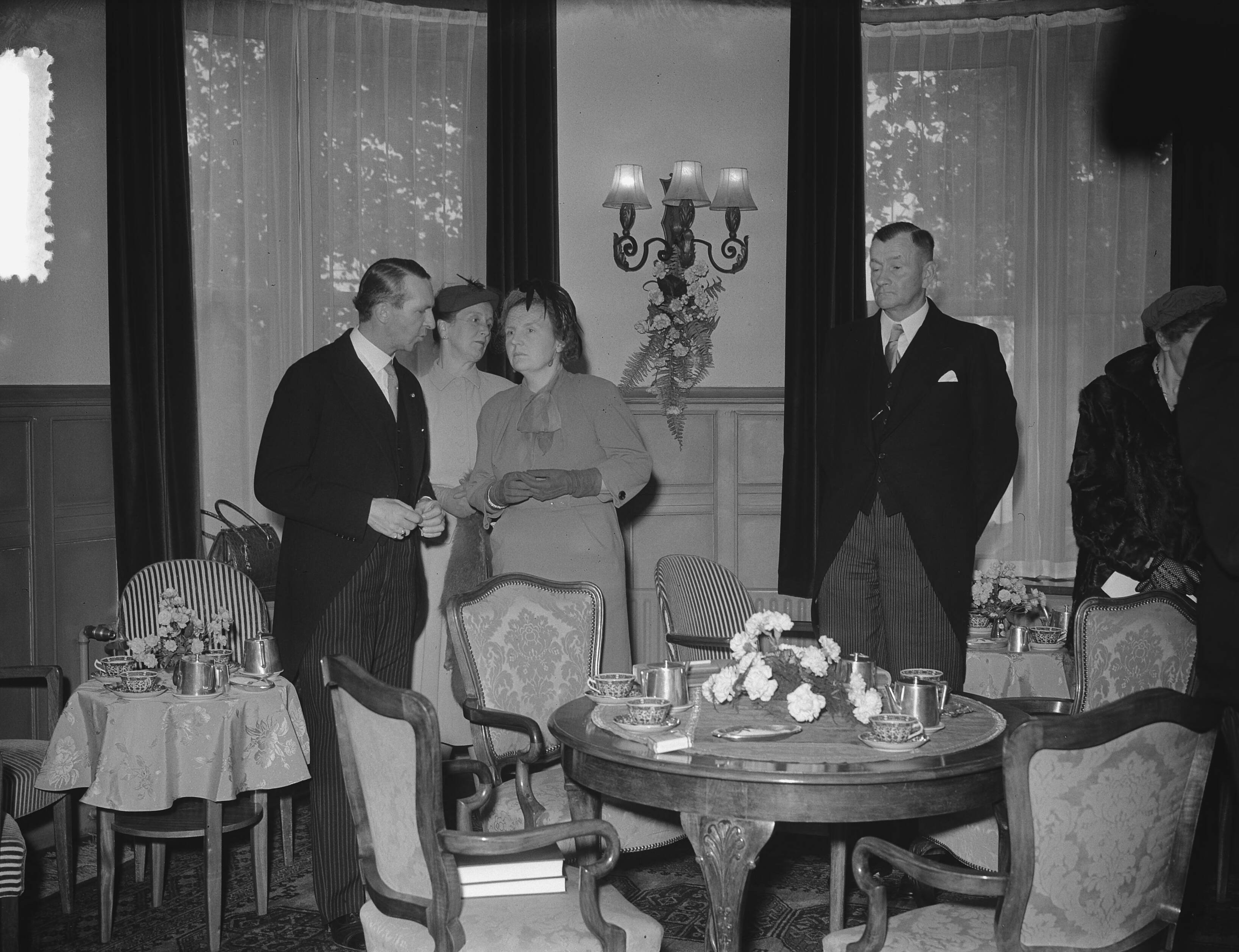 Koningin Juliana bezoekt Leeuwarden — Foto: Bilsen, Joop van / Anefo. — Licentie: Set B: Rechtenvrij / Publiek Domein. Bron: Nationaal Archief. http://hdl.handle.net/10648/a9001e62-d0b4-102d-bcf8-003048976d84