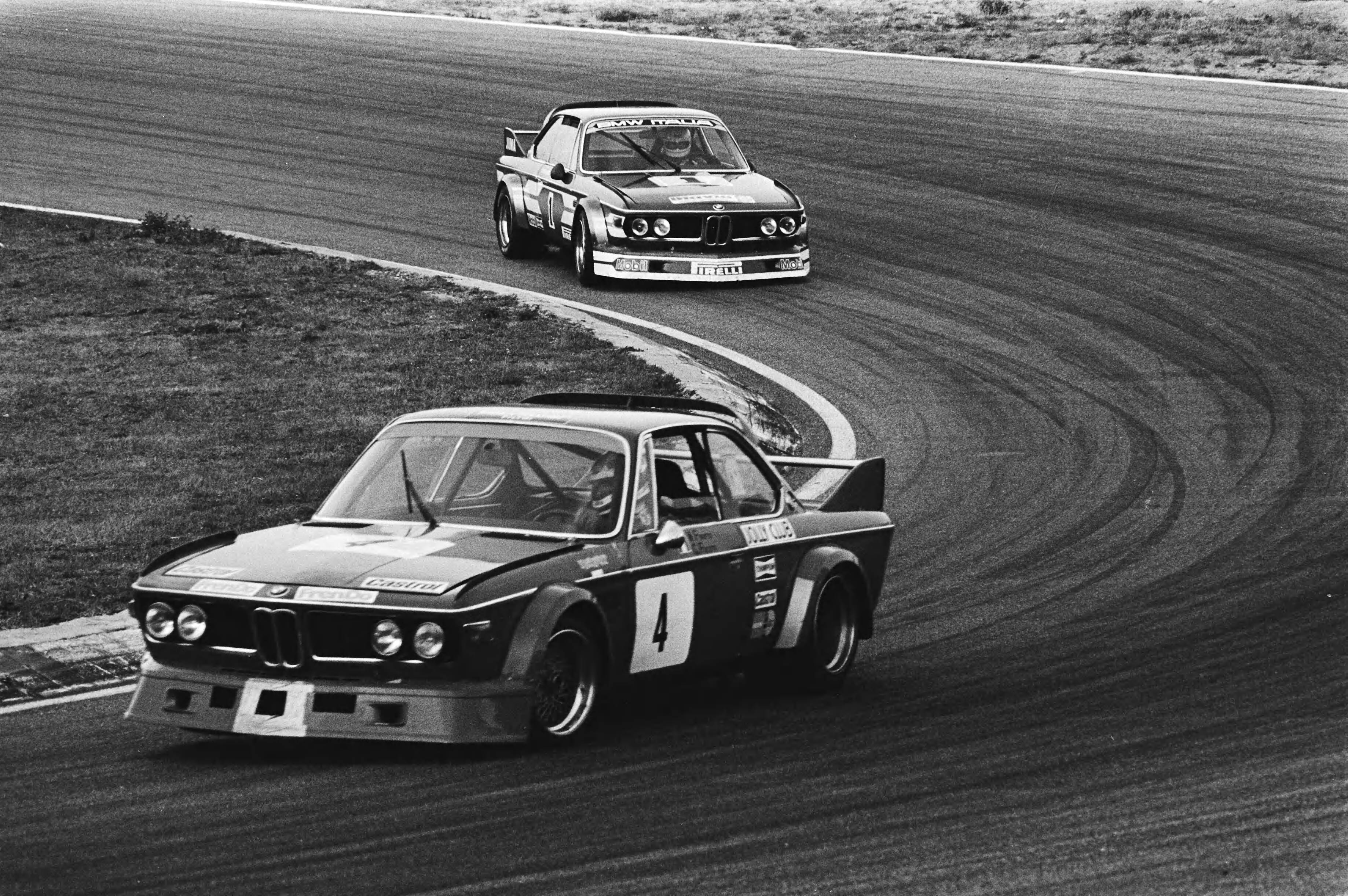 Fotocollectie Anefo — Zandvoort Trophy 4 uursrace voor toerwagens; Facetti met BMW op kop (nr. 4), gevolgd door Grano/Joosen eveneens met BMW — Foto: Croes, Rob C. / Anefo. Licentie: Set B: Rechtenvrij / Publiek Domein. Bron: Nationaal Archief. http://hdl.handle.net/10648/accecca0-d0b4-102d-bcf8-003048976d84