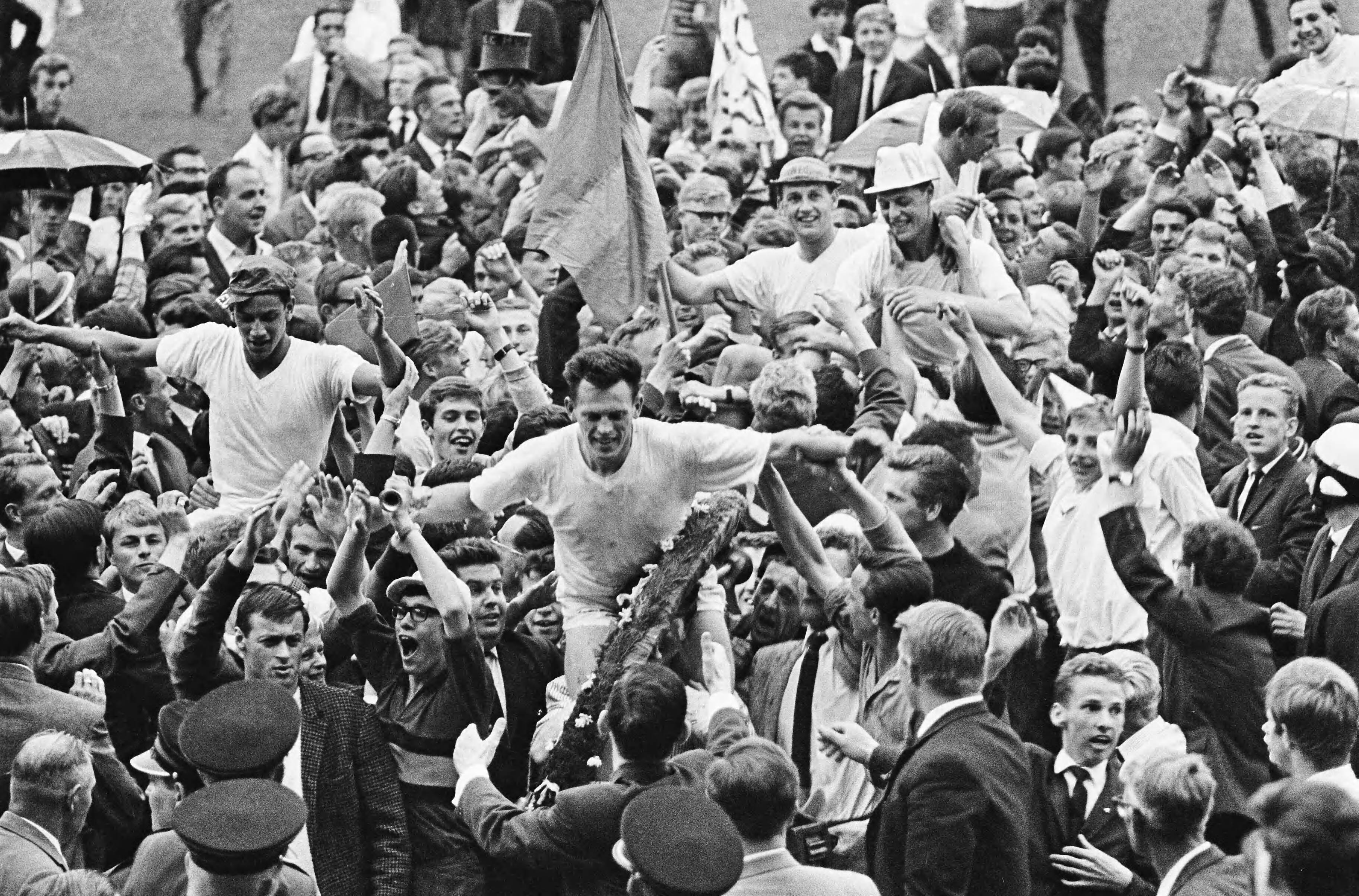 Fotocollectie Anefo — Kampioenswedstrijd 2e divisie. NEC tegen Alkmaar 3-1, de spelers van NEC door supporters van het veld gedragen — Foto: Pot, Harry / Anefo. Licentie: Set B: Rechtenvrij / Publiek Domein. Bron: Nationaal Archief. http://hdl.handle.net/10648/aa6b35f2-d0b4-102d-bcf8-003048976d84