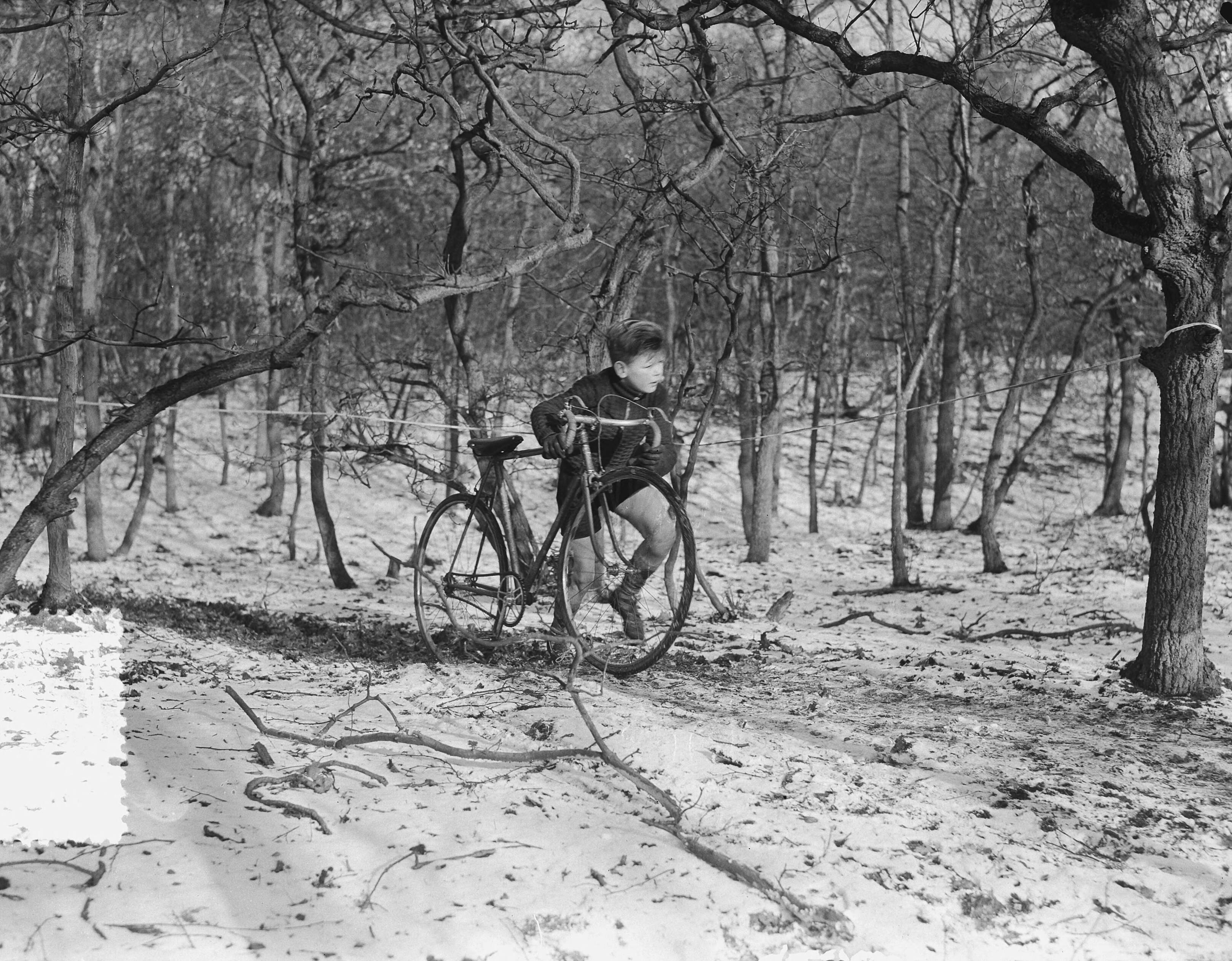 Fotocollectie Anefo — Nationale Wielercross op Duinhorst te Wassenaar. De 12-jarige J. Mesters — Foto: Duinen, H. van / Anefo. Licentie: Set B: Rechtenvrij / Publiek Domein. Bron: Nationaal Archief. http://hdl.handle.net/10648/a906ae26-d0b4-102d-bcf8-003048976d84