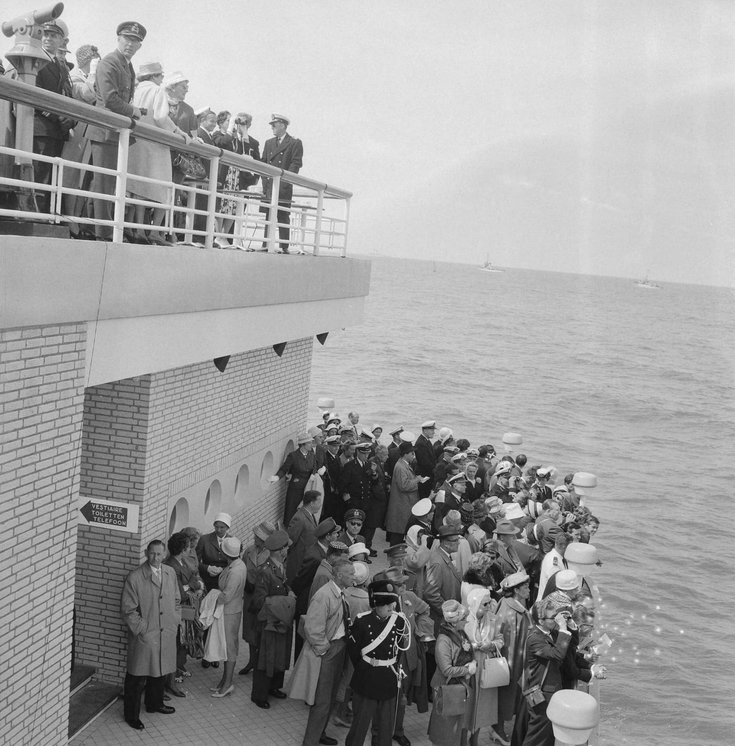 Fotocollectie Anefo — Vlootschouw Scheveningen. Koninklijk paar op de Pier — Foto: Lindeboom, Henk / Anefo. Licentie: Set B: Rechtenvrij / Publiek Domein. Bron: Nationaal Archief. http://hdl.handle.net/10648/a9dbbf8a-d0b4-102d-bcf8-003048976d84