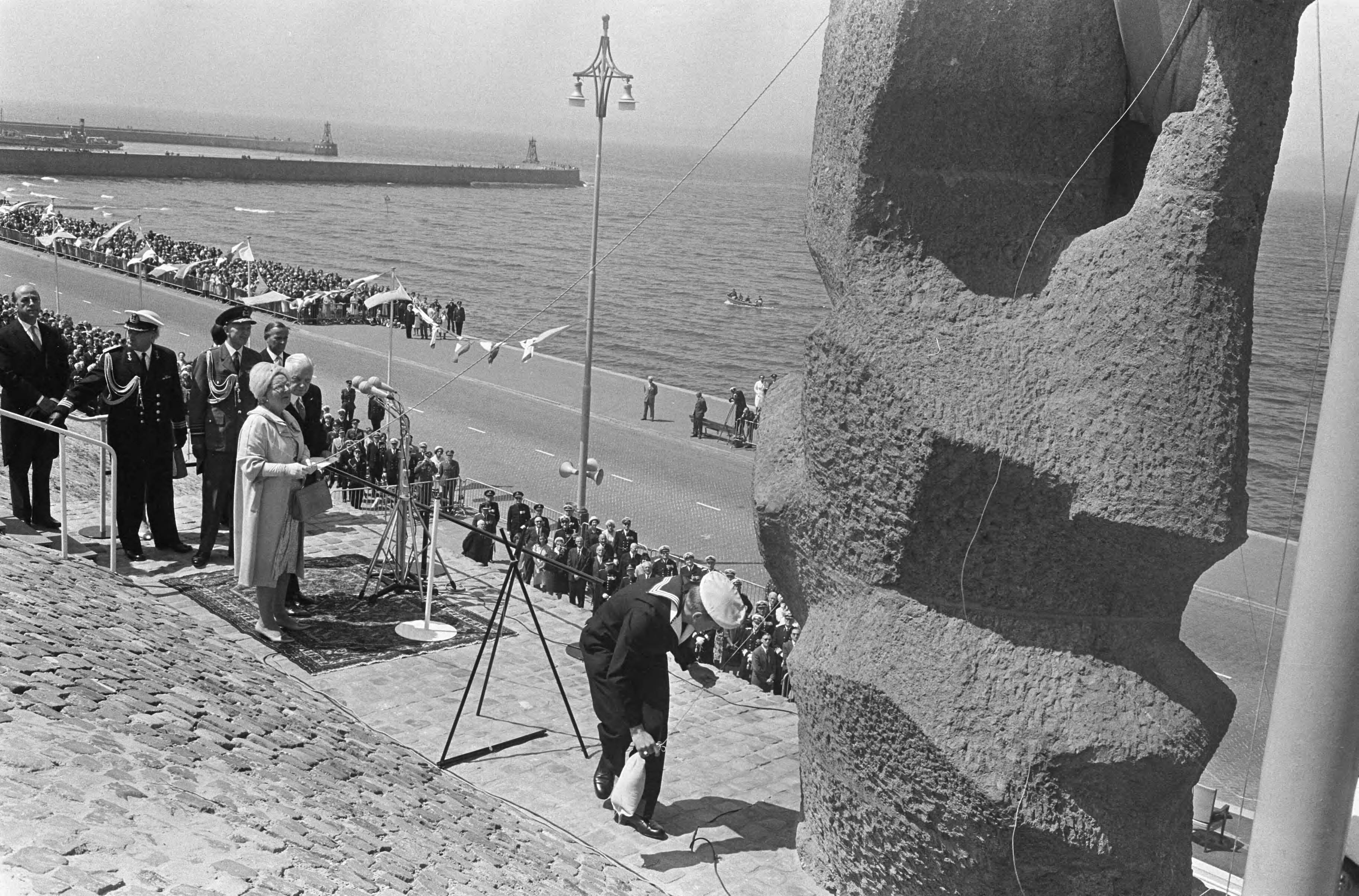 Koningin Juliana onthult het Marinemonument te Scheveningen — Koningin Juliana tijdens het defilé en onthulling — Foto: Koch, Eric / Anefo. Licentie: Set B: Rechtenvrij / Publiek Domein. Bron: Nationaal Archief. http://hdl.handle.net/10648/aaee7340-d0b4-102d-bcf8-003048976d84