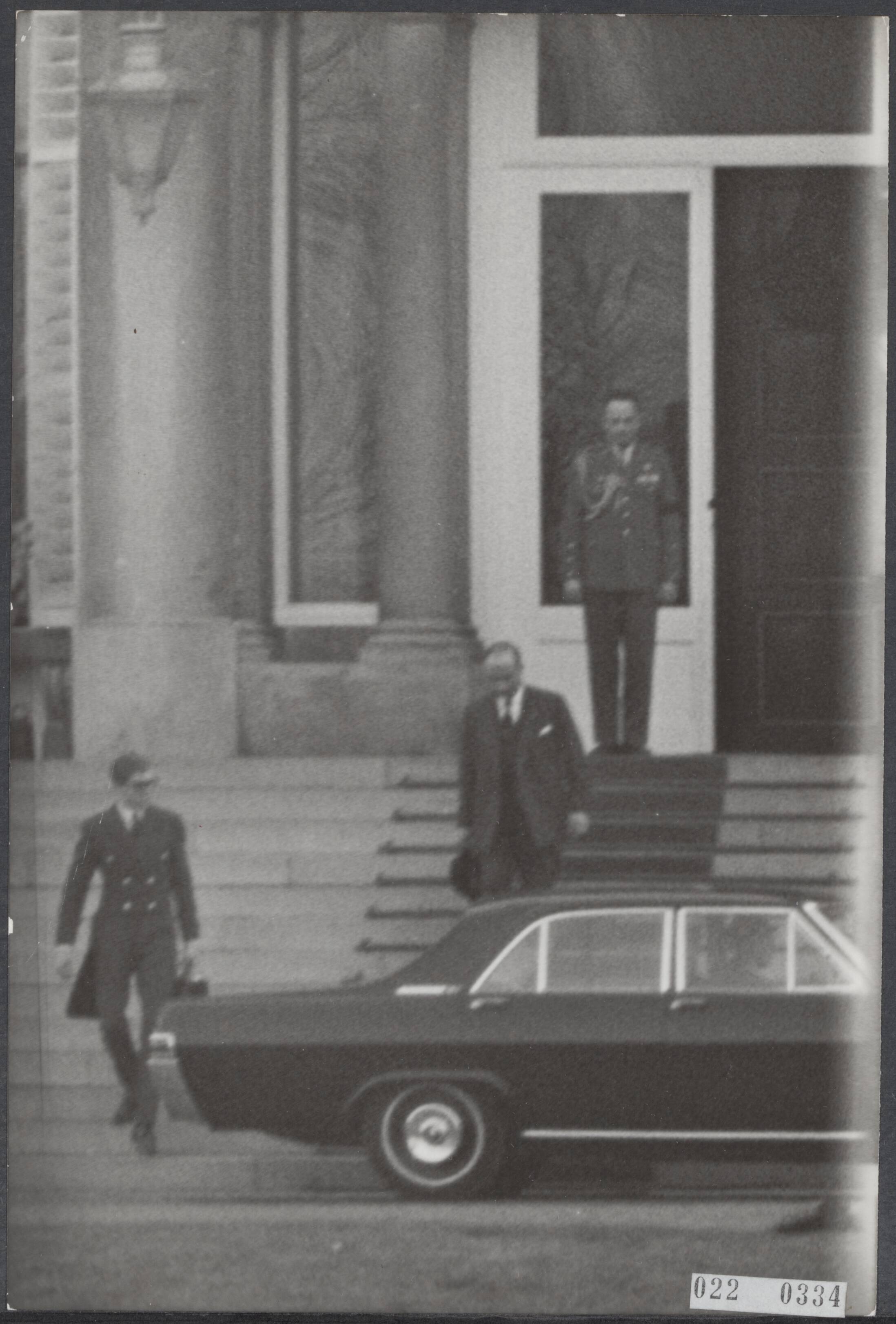 Fotocollectie Elsevier Binnenland — Kabinetscrisis. De informateur Schmelzer verlaat paleis Soestdijk na zijn 1 1/2 durend onderhoud met de koningin — Foto: Koch, Eric / Anefo. Licentie: Set B: Rechtenvrij / Publiek Domein. Bron: Nationaal Archief. http://hdl.handle.net/10648/add1ca6c-d0b4-102d-bcf8-003048976d84