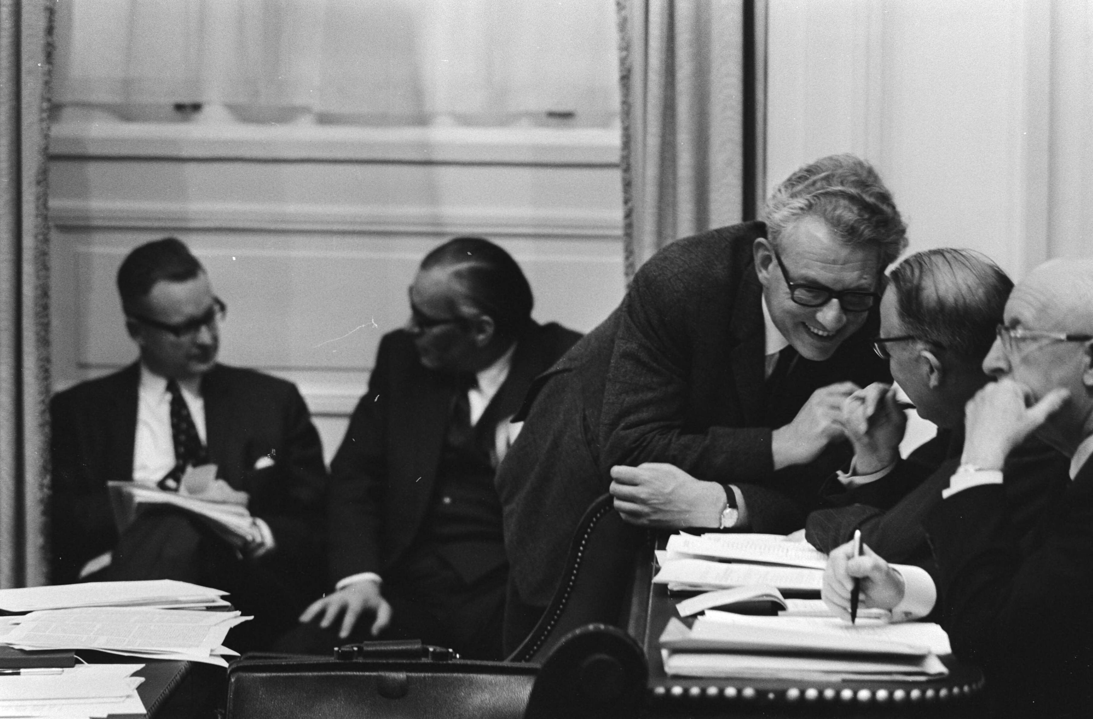 Fotocollectie Anefo — Tweede Kamer behandelt brieven van ministerie van Sociale Zaken, Economische Zaken en Volkshuisvesting m.b.t. Oost-Groningen; v.r.n.l. Van Dis , Abma, — Foto: Mieremet, Rob / Anefo. Licentie: Set B: Rechtenvrij / Publiek Domein. Bron: Nationaal Archief. http://hdl.handle.net/10648/abb19190-d0b4-102d-bcf8-003048976d84