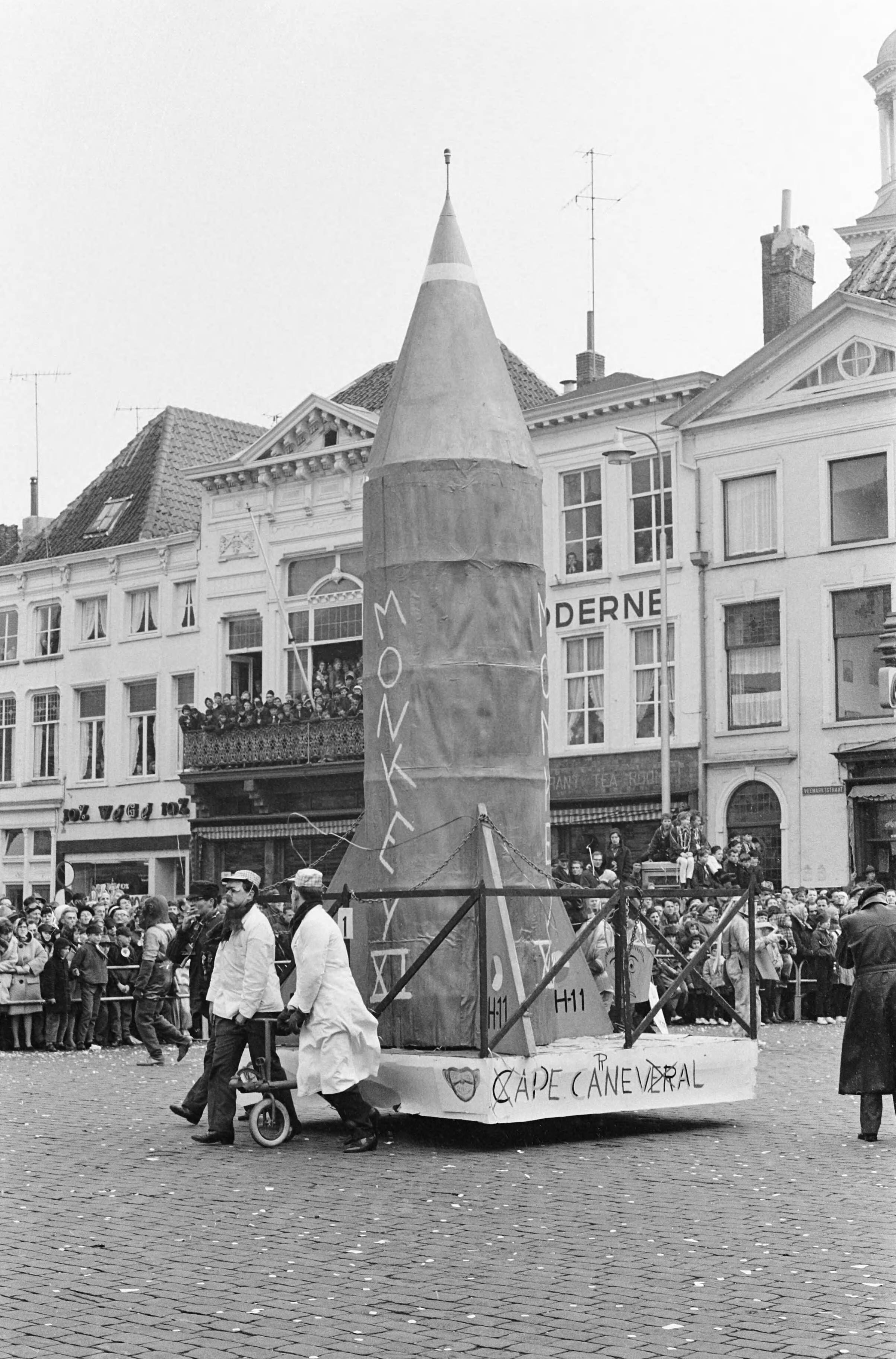 Fotocollectie Anefo — Carnaval in Breda. Raket — Foto: Rossem, Wim van / Anefo. Licentie: Set B: Rechtenvrij / Publiek Domein. Bron: Nationaal Archief. http://hdl.handle.net/10648/a9fc0614-d0b4-102d-bcf8-003048976d84