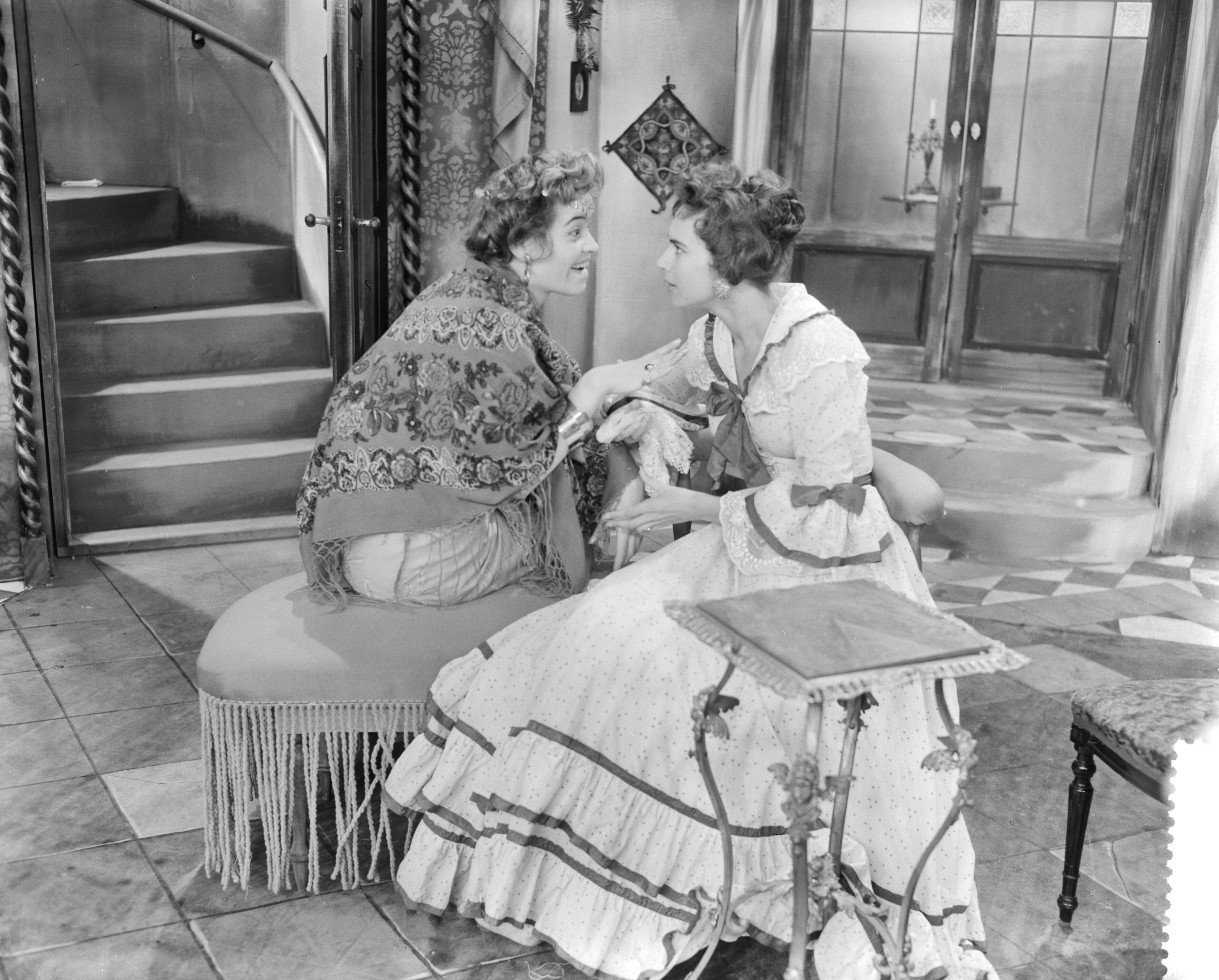 Fotocollectie Anefo — Opname van de repetitie van "De Zotskap" van Pirandello in de TV-studio in Bussum, Sigrid Koetse als Beatrice, jaloerse echtgenote, Dini de Neef (links) als roddelaarster — Foto: Behrens, Herbert F. / Anefo. Licentie: Set B: Rechtenvrij / Publiek Domein. Bron: Nationaal Archief. http://hdl.handle.net/10648/a993db52-d0b4-102d-bcf8-003048976d84