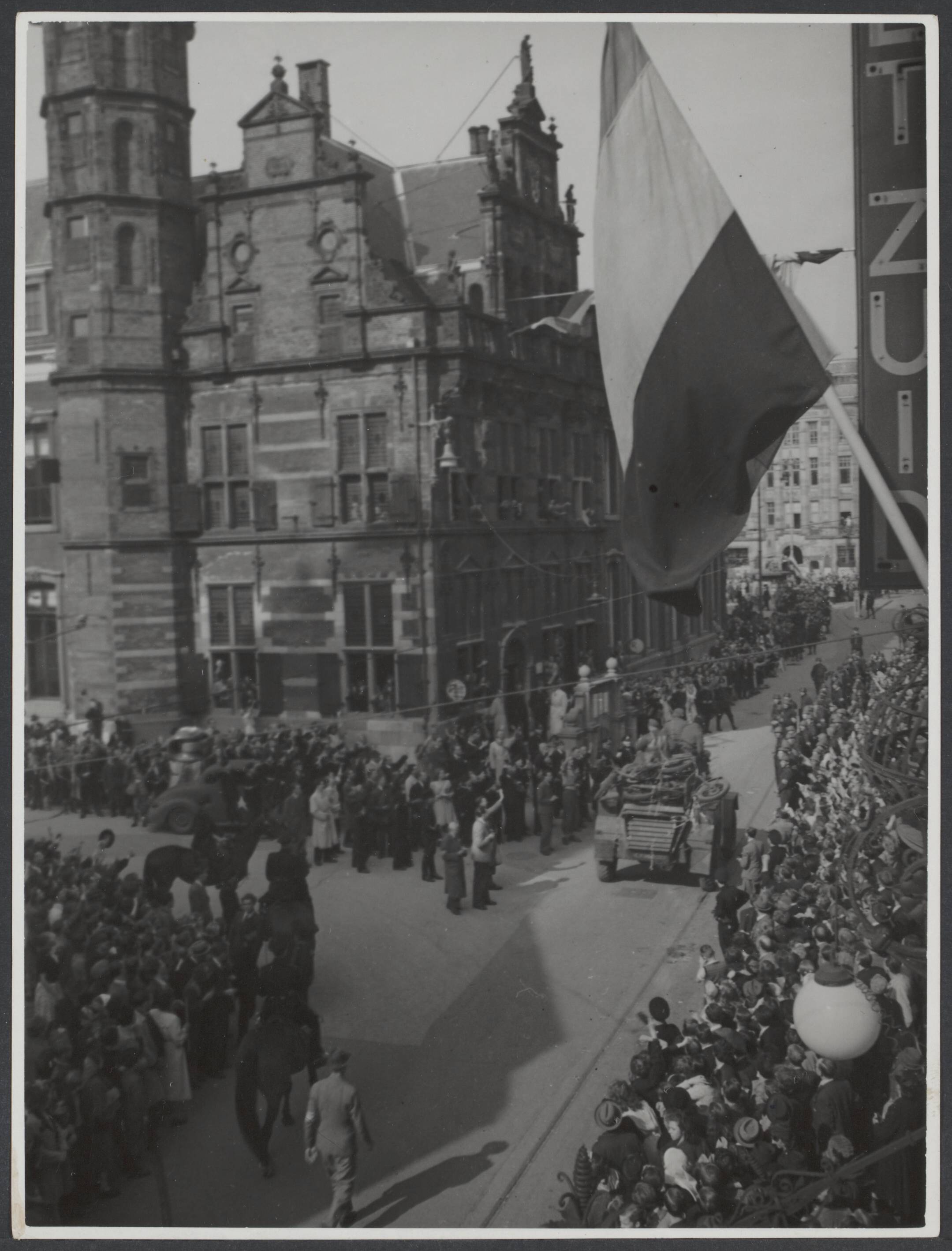 Bevrijding 's Gravenhage (Den Haag) — Intocht Canadezen Den Haag — Foto: Wal, J.Th. A. van der / Spaarnestad. Licentie: Set B: Rechtenvrij / Publiek Domein. Bron: Nationaal Archief. http://hdl.handle.net/10648/da155572-3bb4-64c4-19e1-fa744af66b93