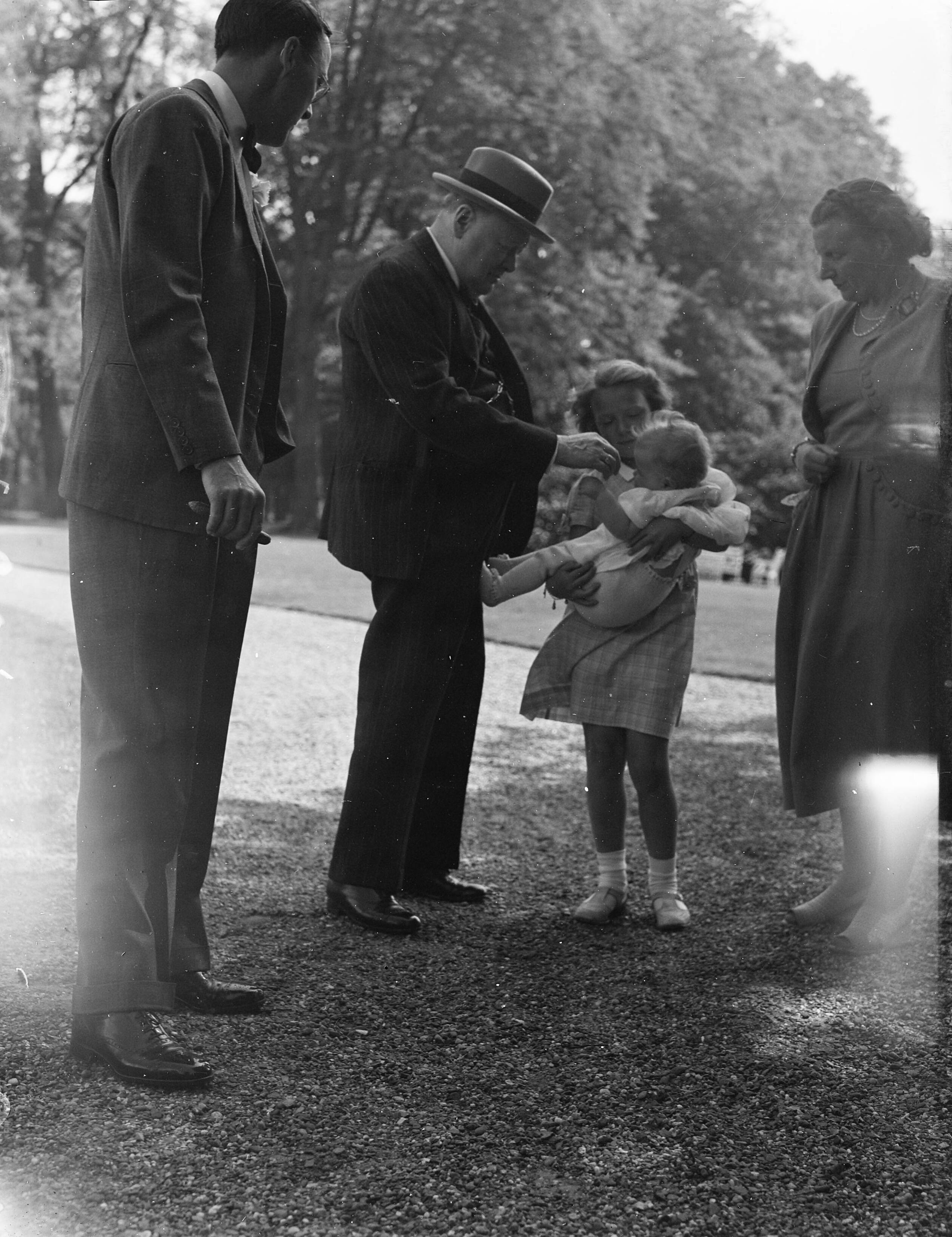 Fotocollectie Anefo — Winston Churchill op Paleis Soestdijk — Foto: Oorschot, […] van / Anefo. Licentie: Set B: Rechtenvrij / Publiek Domein. Bron: Nationaal Archief. http://hdl.handle.net/10648/ad7ae0b2-d0b4-102d-bcf8-003048976d84