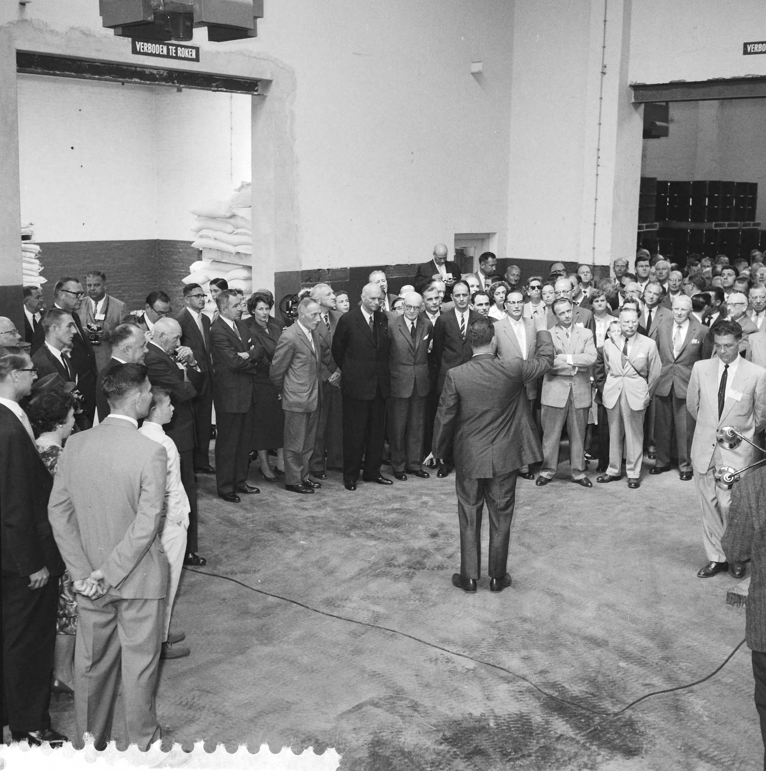 Fotocollectie Anefo — Opening fabriek Rust-Oleum te Haarlem. Toespraak van president-directeur Robert Fergusson jr, zoon van de oprichter — Foto: Behrens, Herbert F. / Anefo. Licentie: Set B: Rechtenvrij / Publiek Domein. Bron: Nationaal Archief. http://hdl.handle.net/10648/a9b22d6e-d0b4-102d-bcf8-003048976d84