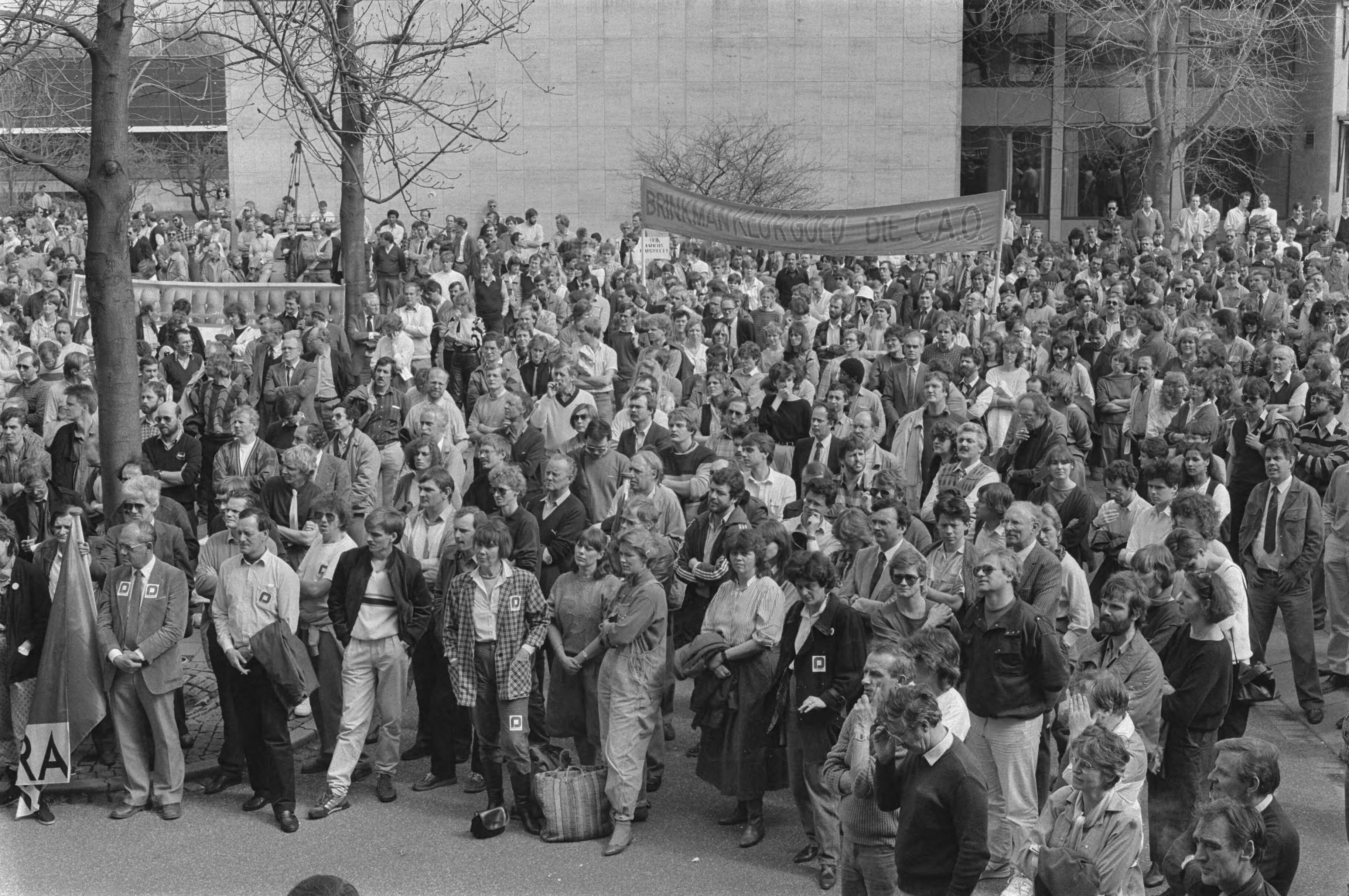 Fotocollectie Anefo — Protestbijeenkomst omroeppersoneel in Hilversum ivm afwijzing CAO door minister Brinkman — Foto: Croes, Rob C. / Anefo. Licentie: Set B: Rechtenvrij / Publiek Domein. Bron: Nationaal Archief. http://hdl.handle.net/10648/ad4501fe-d0b4-102d-bcf8-003048976d84
