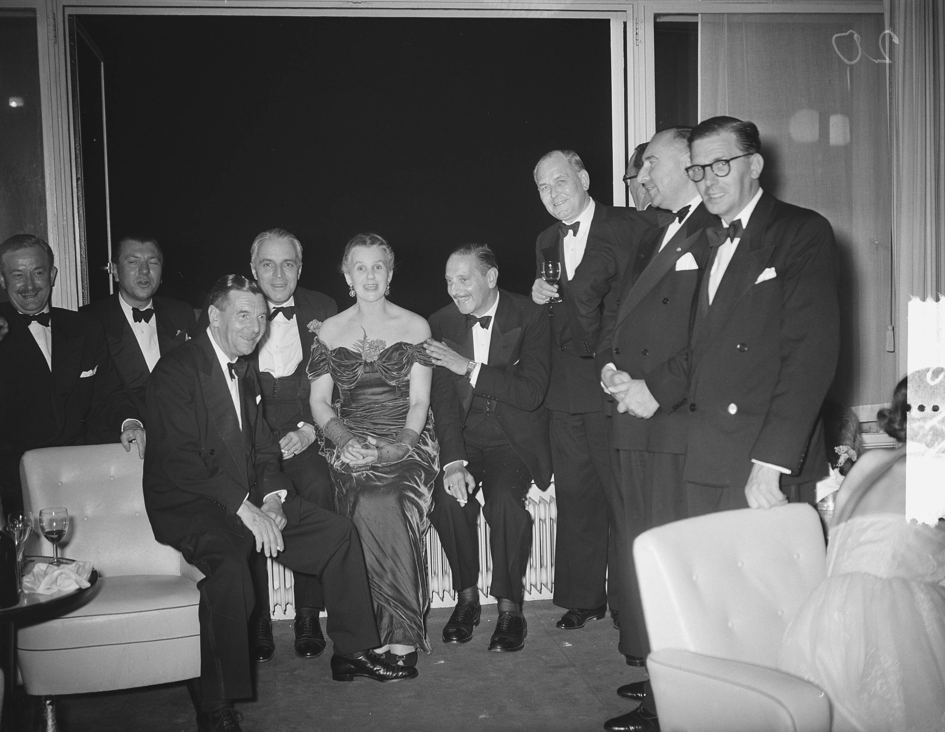 Fotocollectie Anefo — Congres zee-assuradeuren Den Haag , dansen — Foto: Bilsen, Joop van / Anefo. Licentie: Set B: Rechtenvrij / Publiek Domein. Bron: Nationaal Archief. http://hdl.handle.net/10648/a9296ae2-d0b4-102d-bcf8-003048976d84