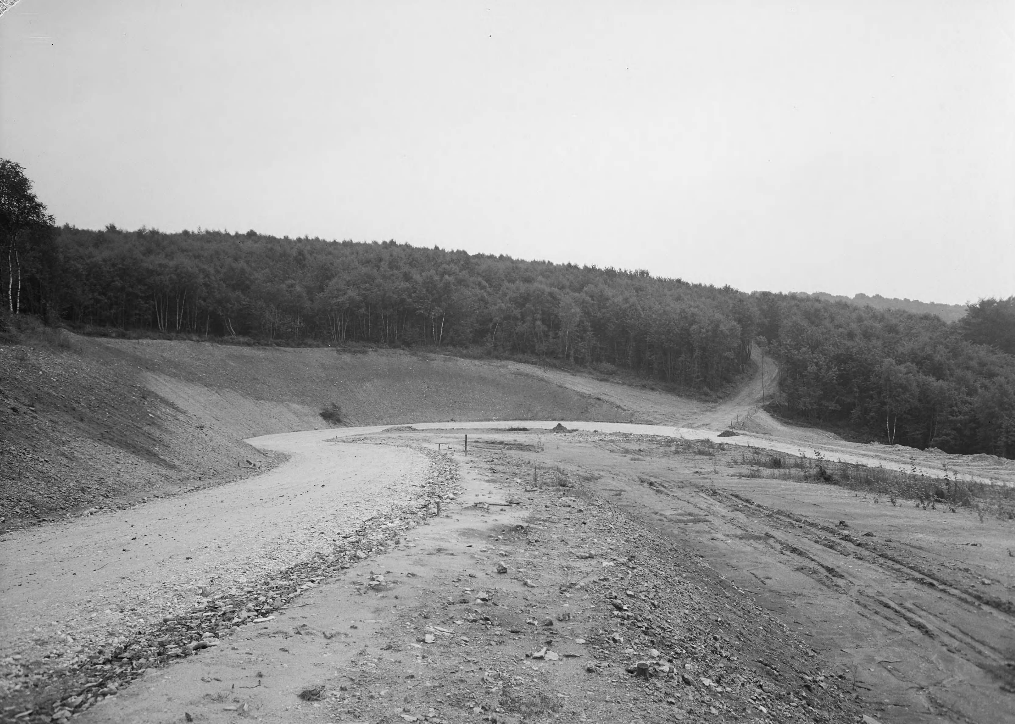 Fotocollectie Nederlandse Heidemaatschappij — Aanleg recreatieweg door Vijlenerbos Vaals. Overzicht Serpentinebocht West-Oost — Foto: Eyssen, [...] / Heidemij. Licentie: Set B: Rechtenvrij / Publiek Domein. Bron: Nationaal Archief. http://hdl.handle.net/10648/ae6fa070-d0b4-102d-bcf8-003048976d84