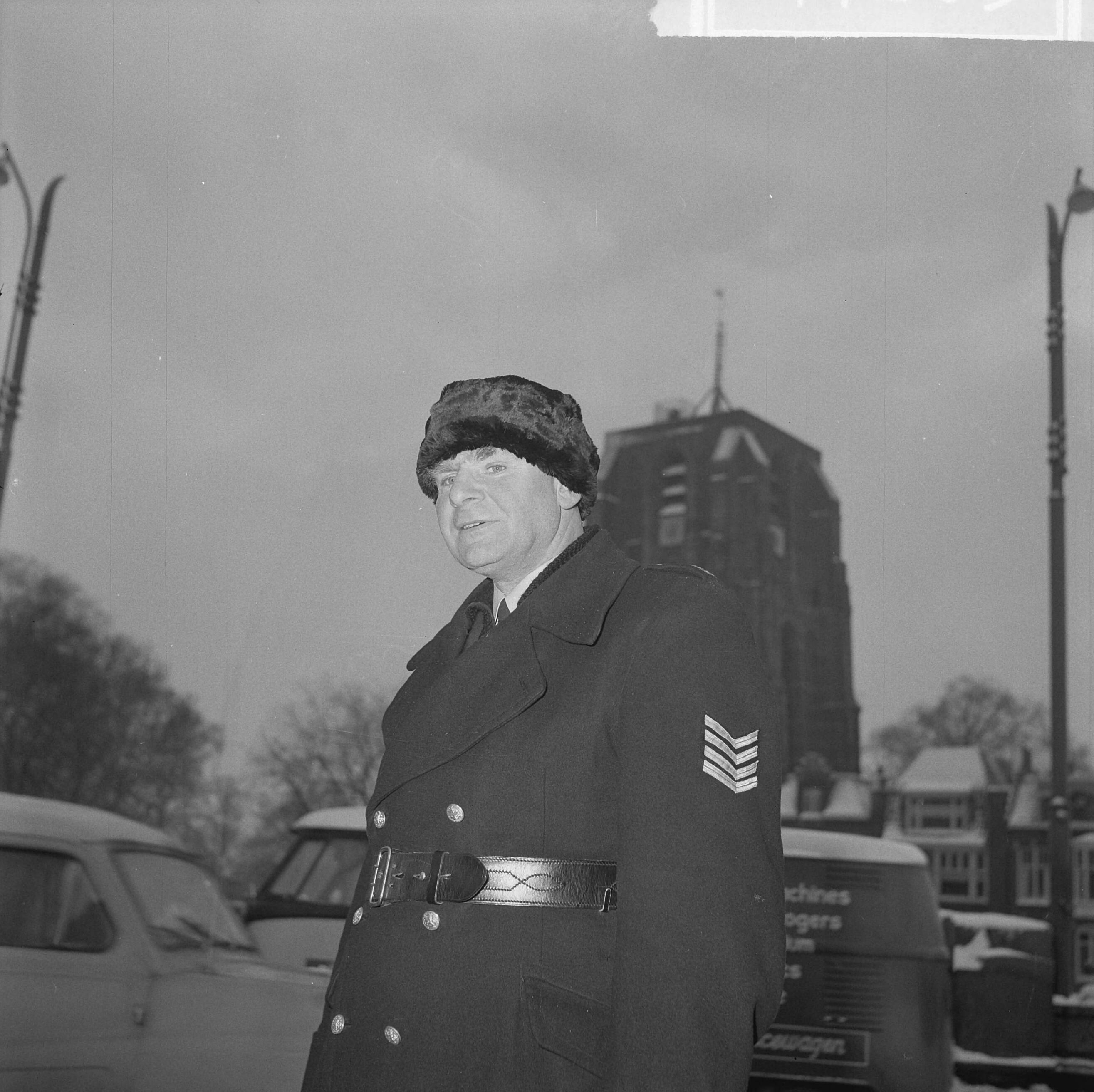 Elfstedentocht 1963 — Inschrijvingen voor de Elfstedentocht in het beursgebouw te Leeuwarden. Verkeersagent — Foto: Nijs, Jac. de / Anefo. Licentie: Set B: Rechtenvrij / Publiek Domein. Bron: Nationaal Archief. http://hdl.handle.net/10648/aa265fe0-d0b4-102d-bcf8-003048976d84