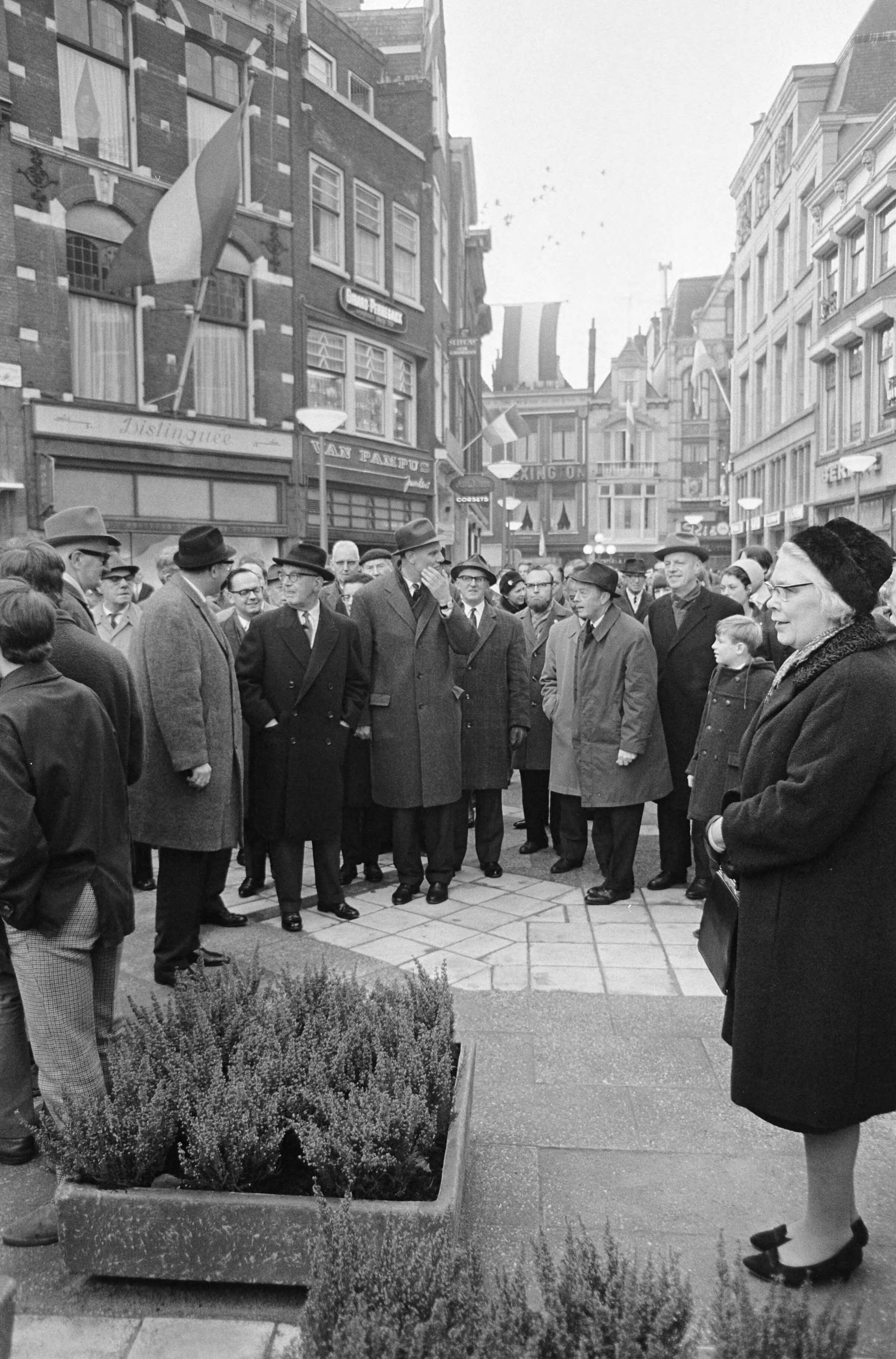 Opening Paleispromenade bij Noordeinde in Den Haag — openingen|plechtigheden|winkelcentra|Den Haag|Zuid-Holland|Paleis Noordeinde — Foto: Nijs, Jac. de / Anefo. Licentie: Set B: Rechtenvrij / Publiek Domein. Bron: Nationaal Archief. http://hdl.handle.net/10648/ab06326e-d0b4-102d-bcf8-003048976d84