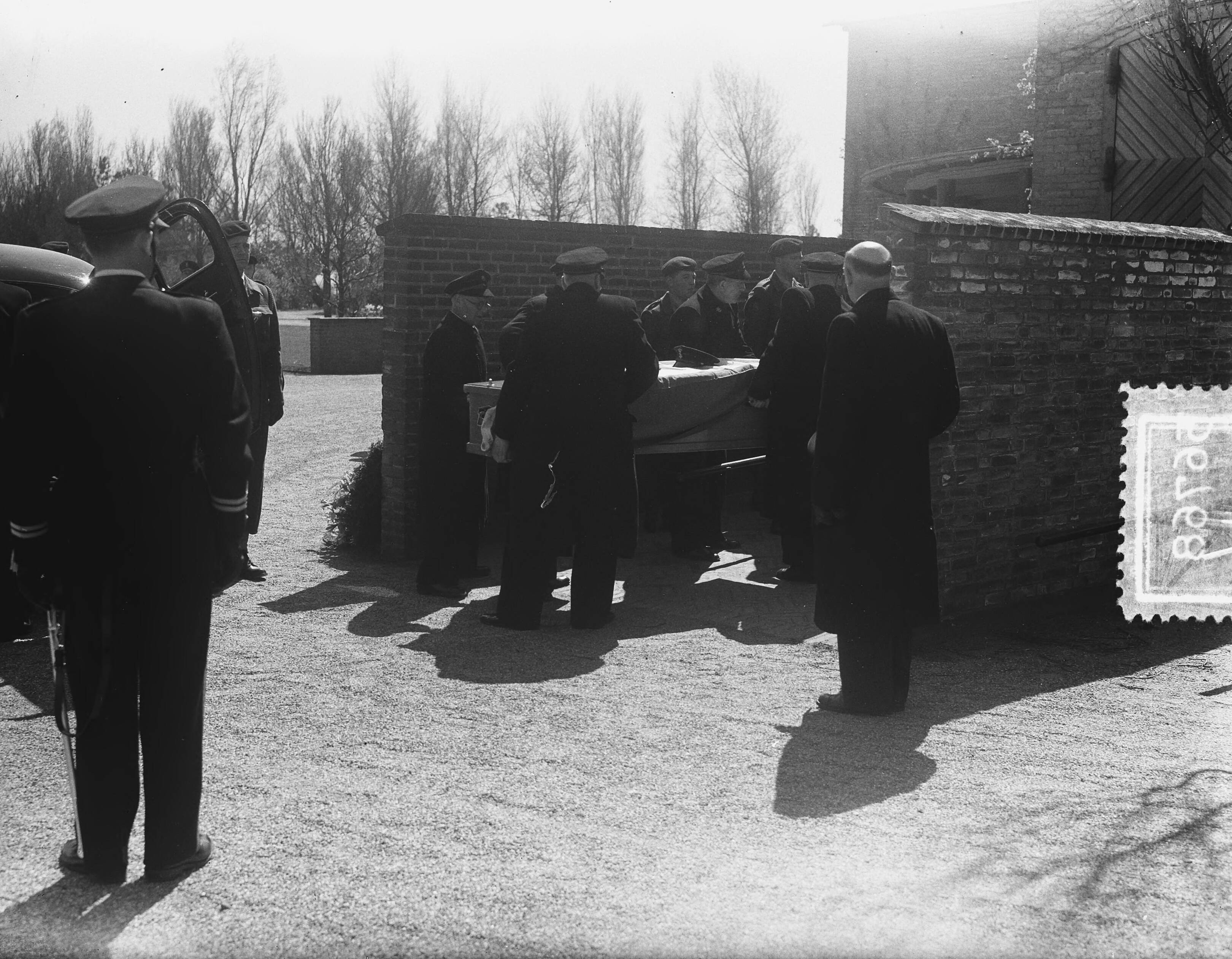 Fotocollectie Anefo — Marinebegrafenis van sergeant Wessels te Haarlem — Foto: Rossem, Wim van / Anefo. Licentie: Set B: Rechtenvrij / Publiek Domein. Bron: Nationaal Archief. http://hdl.handle.net/10648/a90aa5d0-d0b4-102d-bcf8-003048976d84