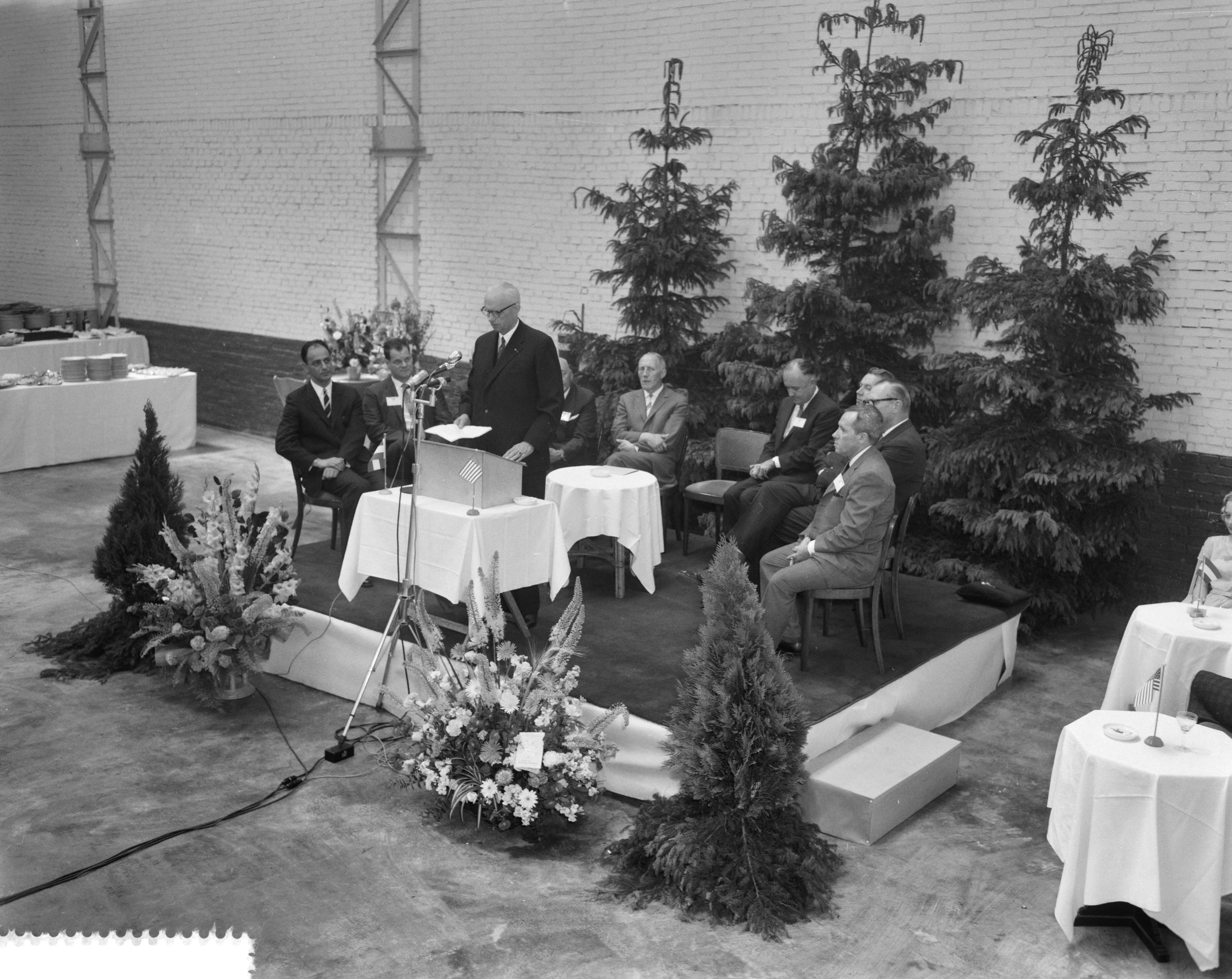 Fotocollectie Anefo — Opening fabriek Rust-Oleum te Haarlem. Toespraak van wethouder J.A. Schippers [rechts achter hem, links naast de lege stoel collega-wethouder W.F. Happé] — Foto: Behrens, Herbert F. / Anefo. Licentie: Set B: Rechtenvrij / Publiek Domein. Bron: Nationaal Archief. http://hdl.handle.net/10648/a9b22472-d0b4-102d-bcf8-003048976d84