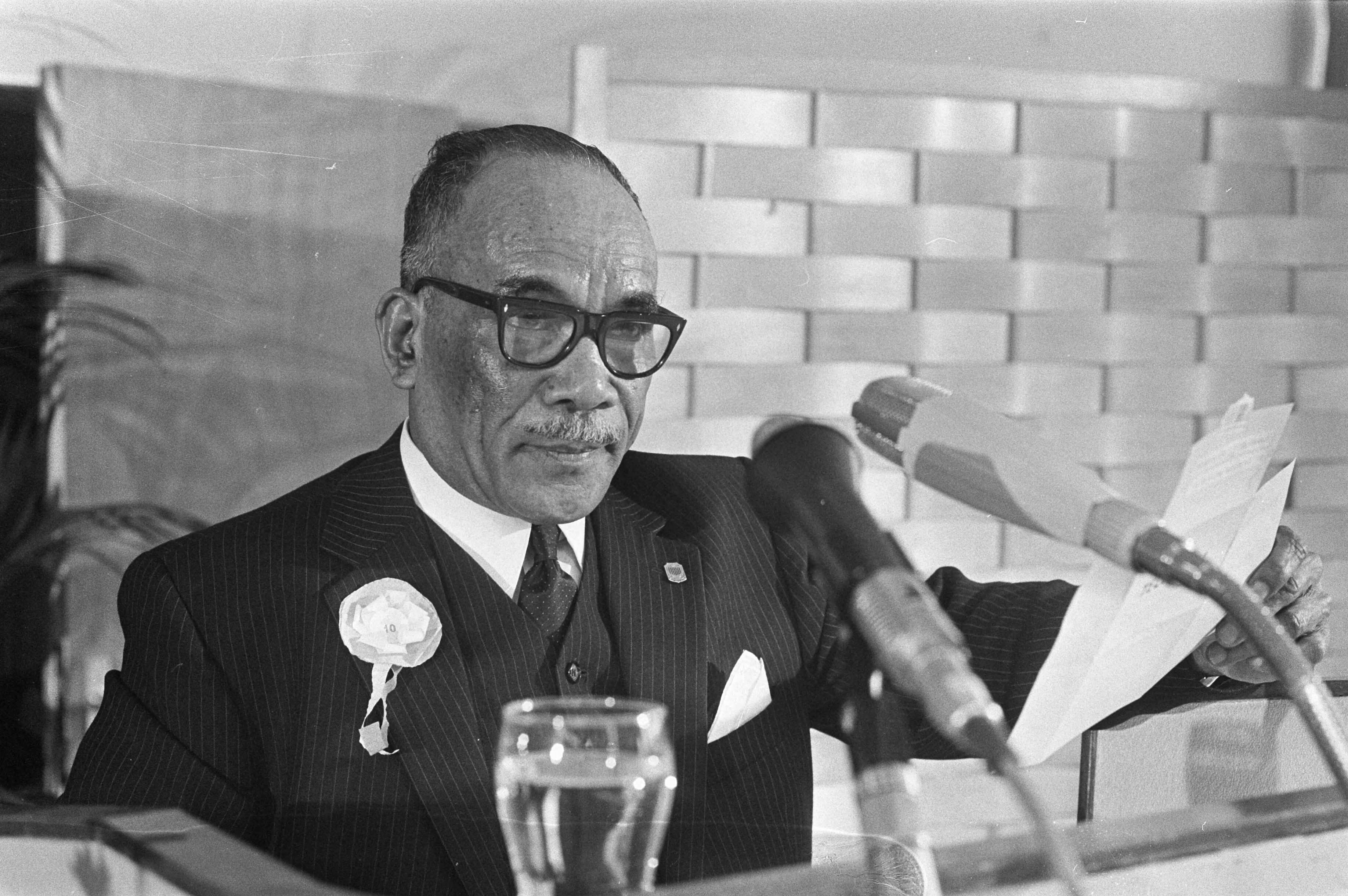 Fotocollectie Anefo — 10-jarig herdenking installatie Nieuw Guinea Raad in Congresgebouw Den Haag, de president van West-Papoea, M.W. Kaisiëpo tijdens toespraak — Foto: Verhoeff, Bert / Anefo. Licentie: Set B: Rechtenvrij / Publiek Domein. Bron: Nationaal Archief. http://hdl.handle.net/10648/abd998ca-d0b4-102d-bcf8-003048976d84